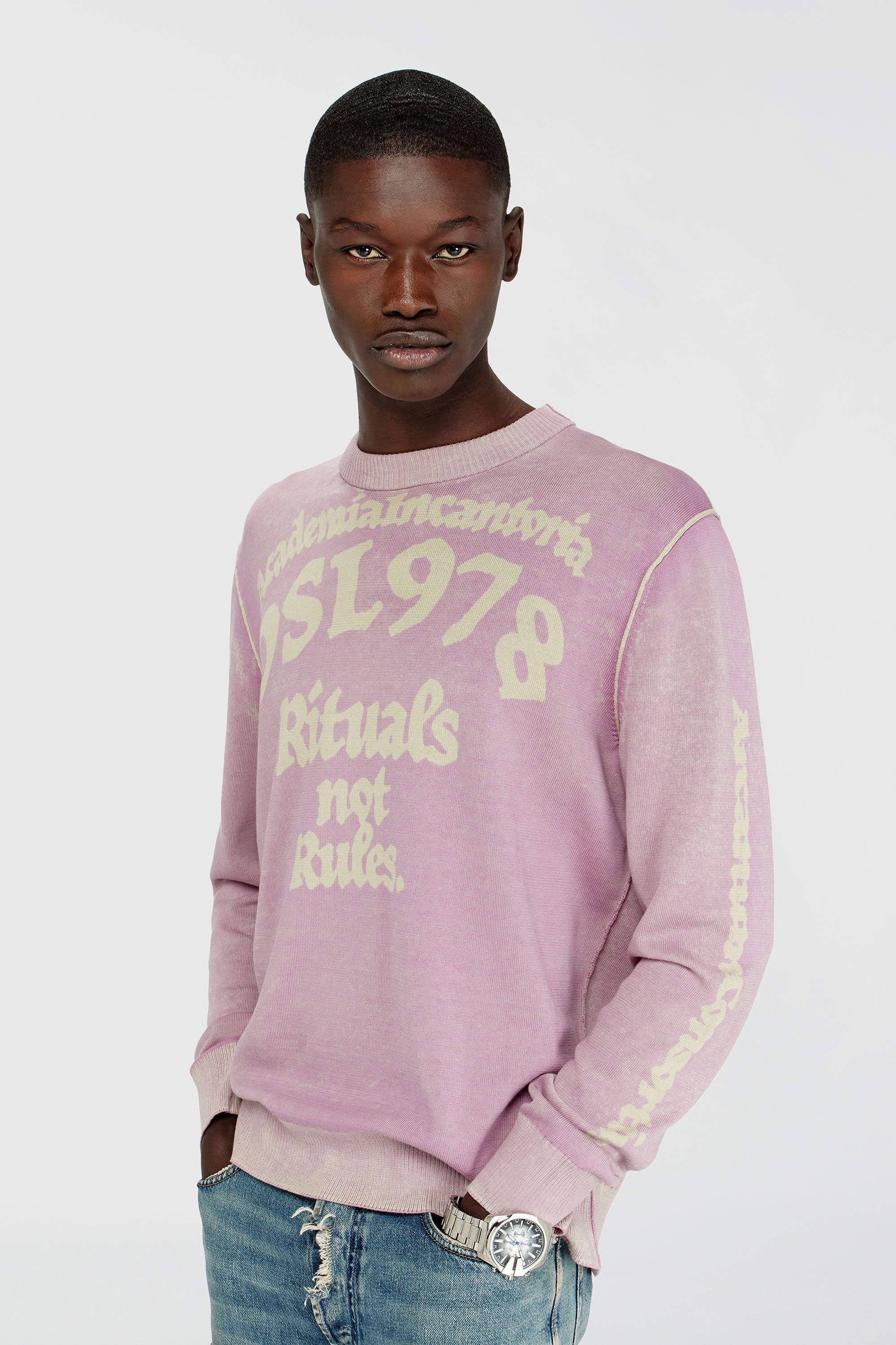 Diesel - K-LAUTI, Pull en coton trait&eacute; avec slogan Homme in Violet - 5
