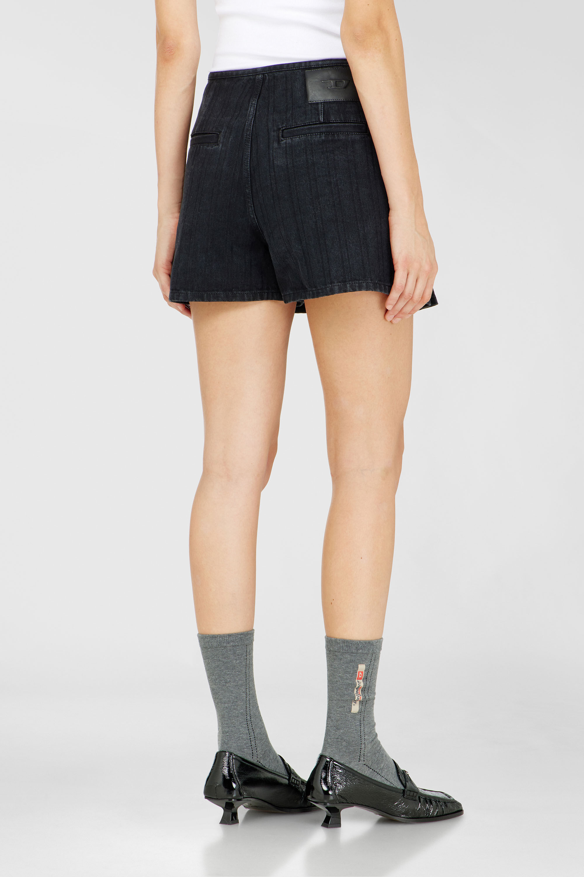 Diesel - DE-SHERO, Jupe-short pliss&eacute;e en denim &agrave; rayures fines Femme in Noir - 4