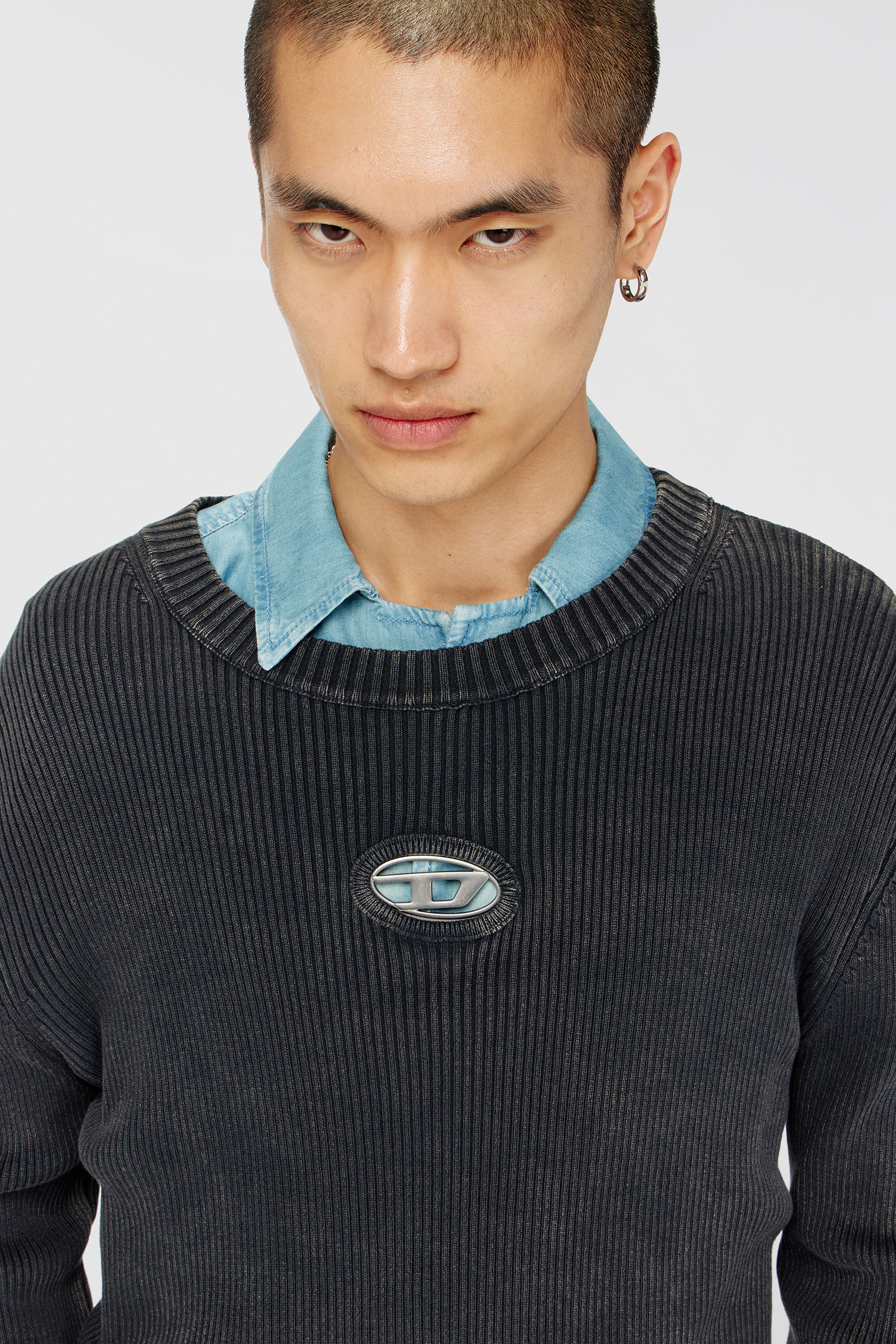 Diesel - K-DARIN-D, Pull effet vieilli avec logo cut-out Homme in Noir - 5