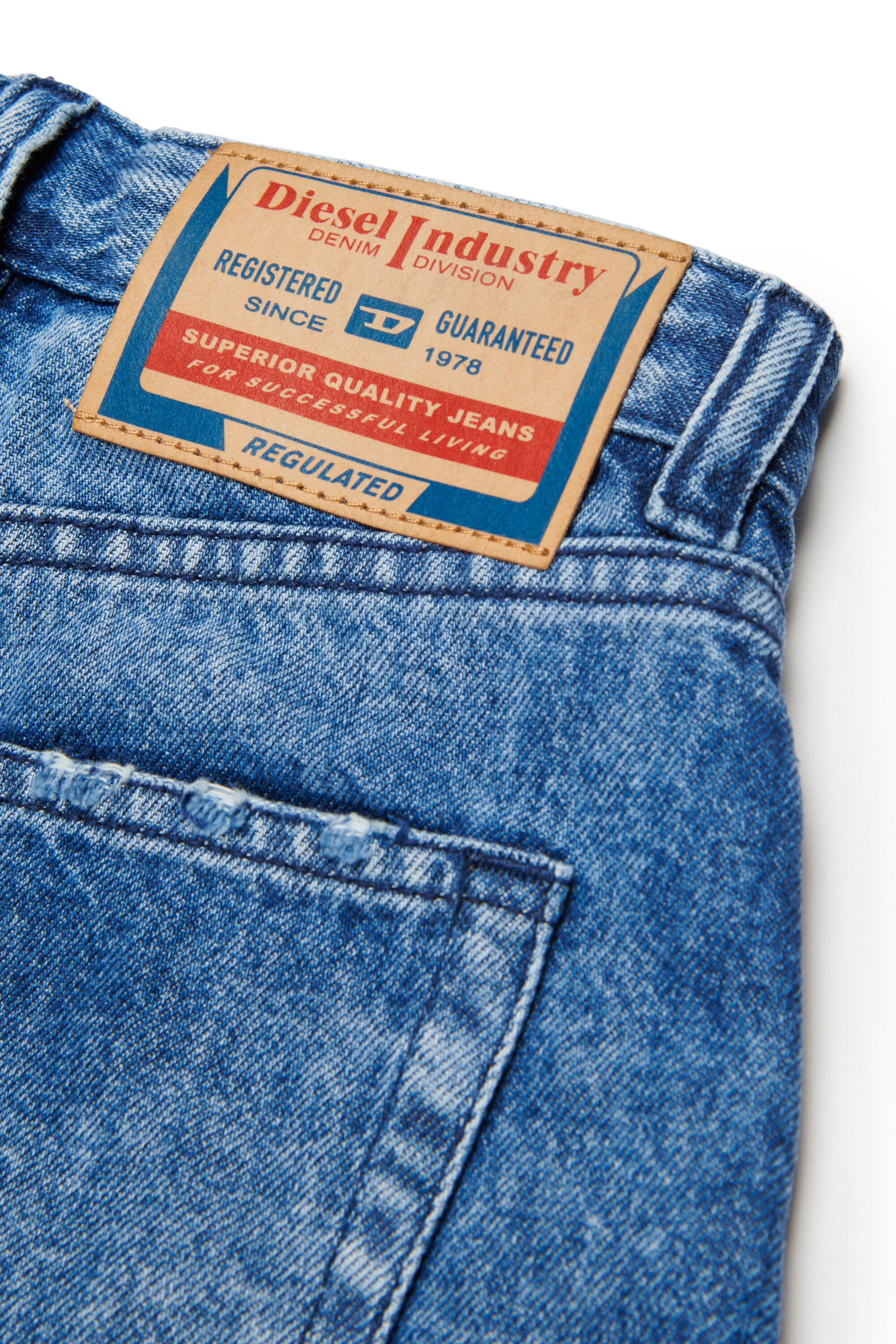 Diesel - PLAFFY, Short en denim avec ourlets coup&eacute;s &agrave; cru Femme in Bleu - 4