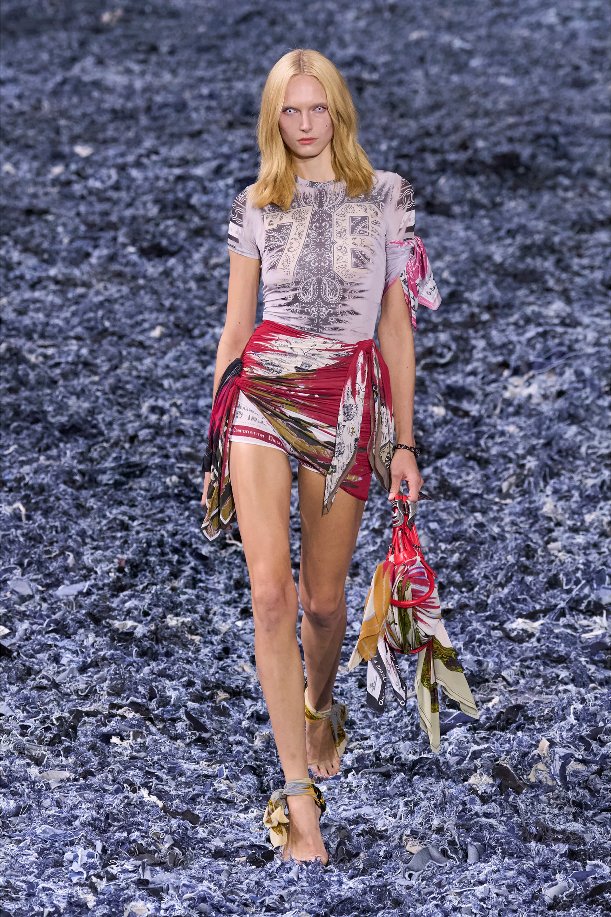 Diesel - O-RUELLIA, Mini-jupe drap&eacute;e style bandana en nylon stretch Femme in Polychrome - 5