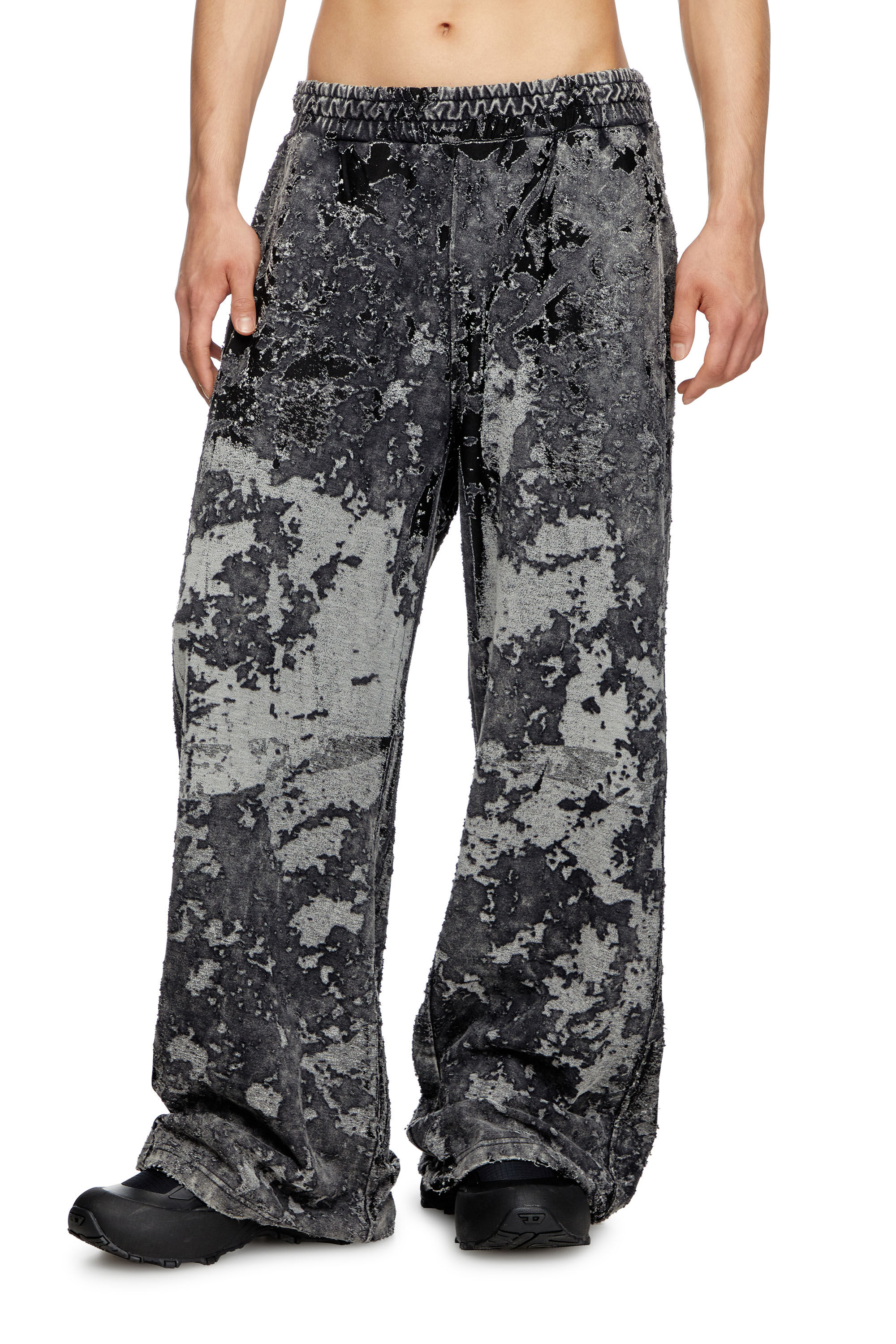 Diesel - P-MARTIS-SHOW, Pantalon de survêtement dévoré avec effet camouflage Homme in Noir - 2