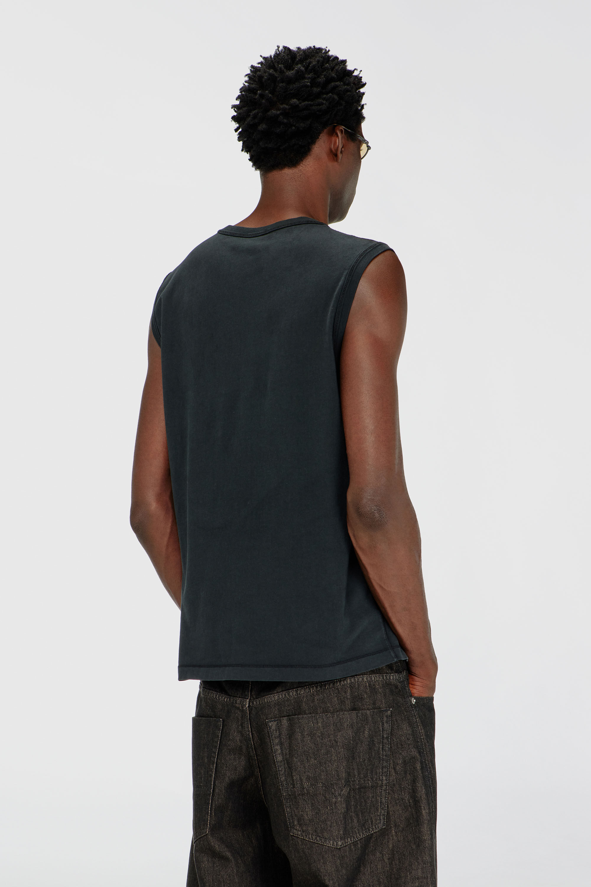 Diesel - T-BISCO-IOD, D&eacute;bardeur en coton avec un Oval D m&eacute;tallis&eacute; Homme in Noir - 4