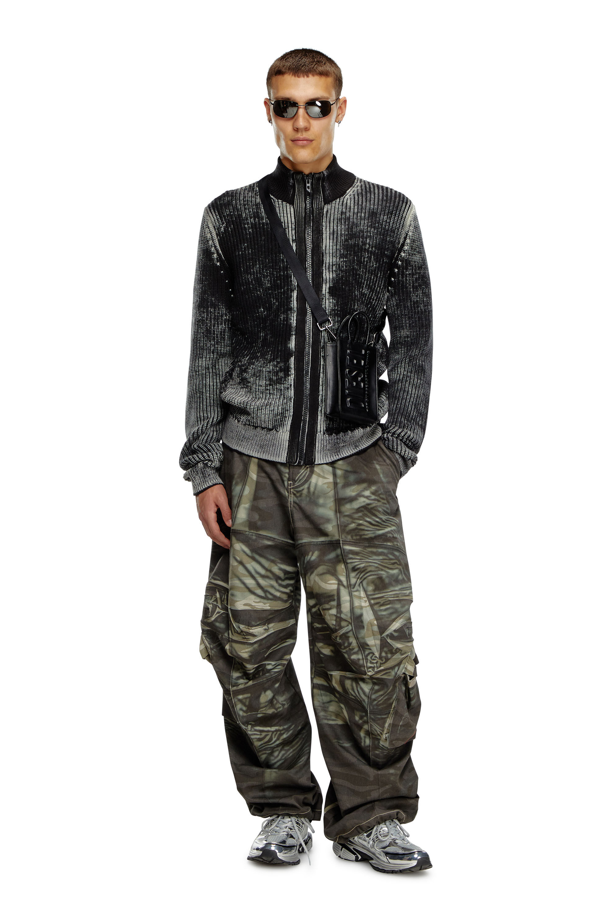 ユニセックス！【DIESEL】DSL 3D S X メッセンジャーバッグ Men's Dsl 3D-Messenger bag in brushed PU | Black | Diesel