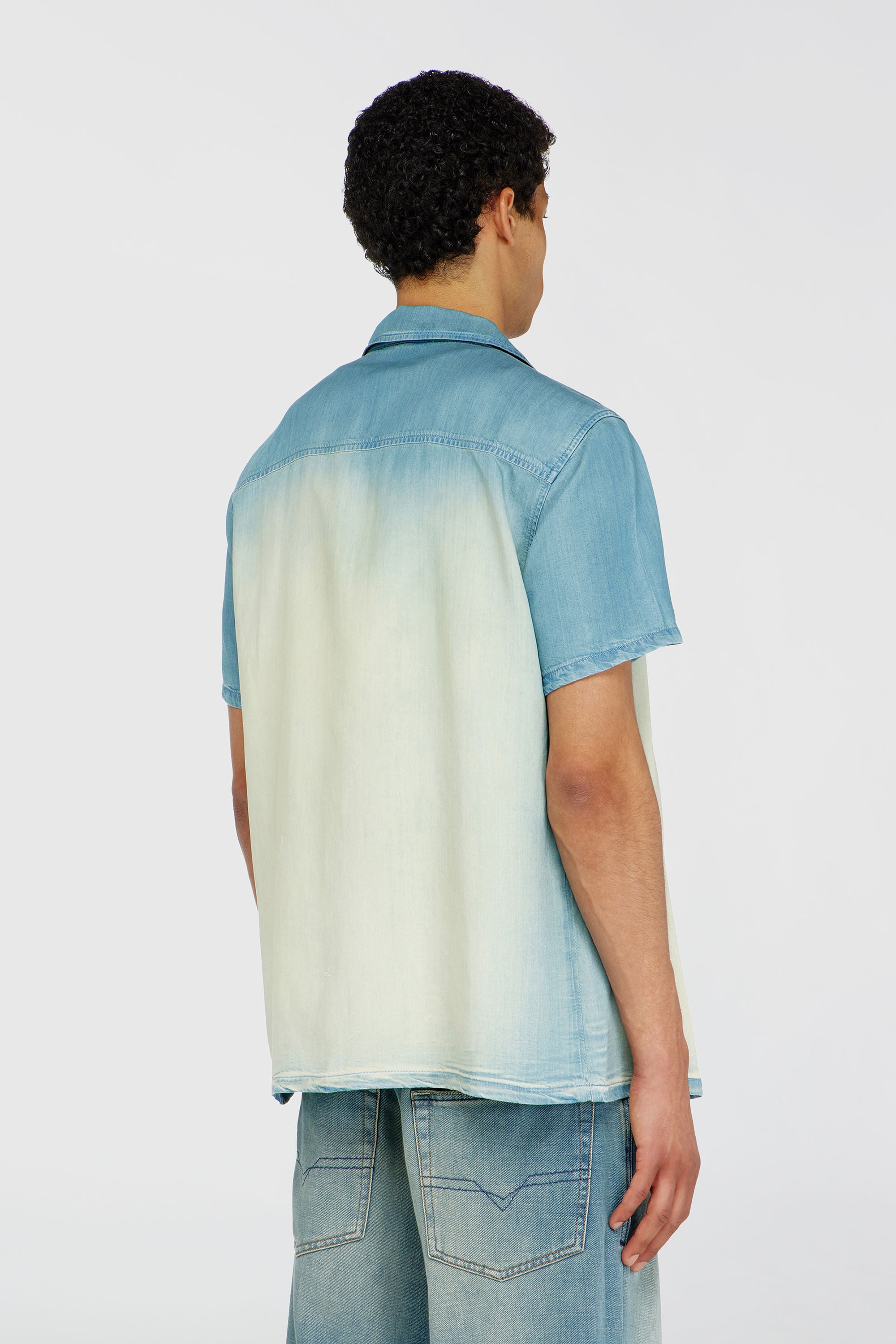 Diesel - D-CLARIVO-S, Chemise &agrave; manches courtes en denim fluide surteint Homme in Bleu - 4