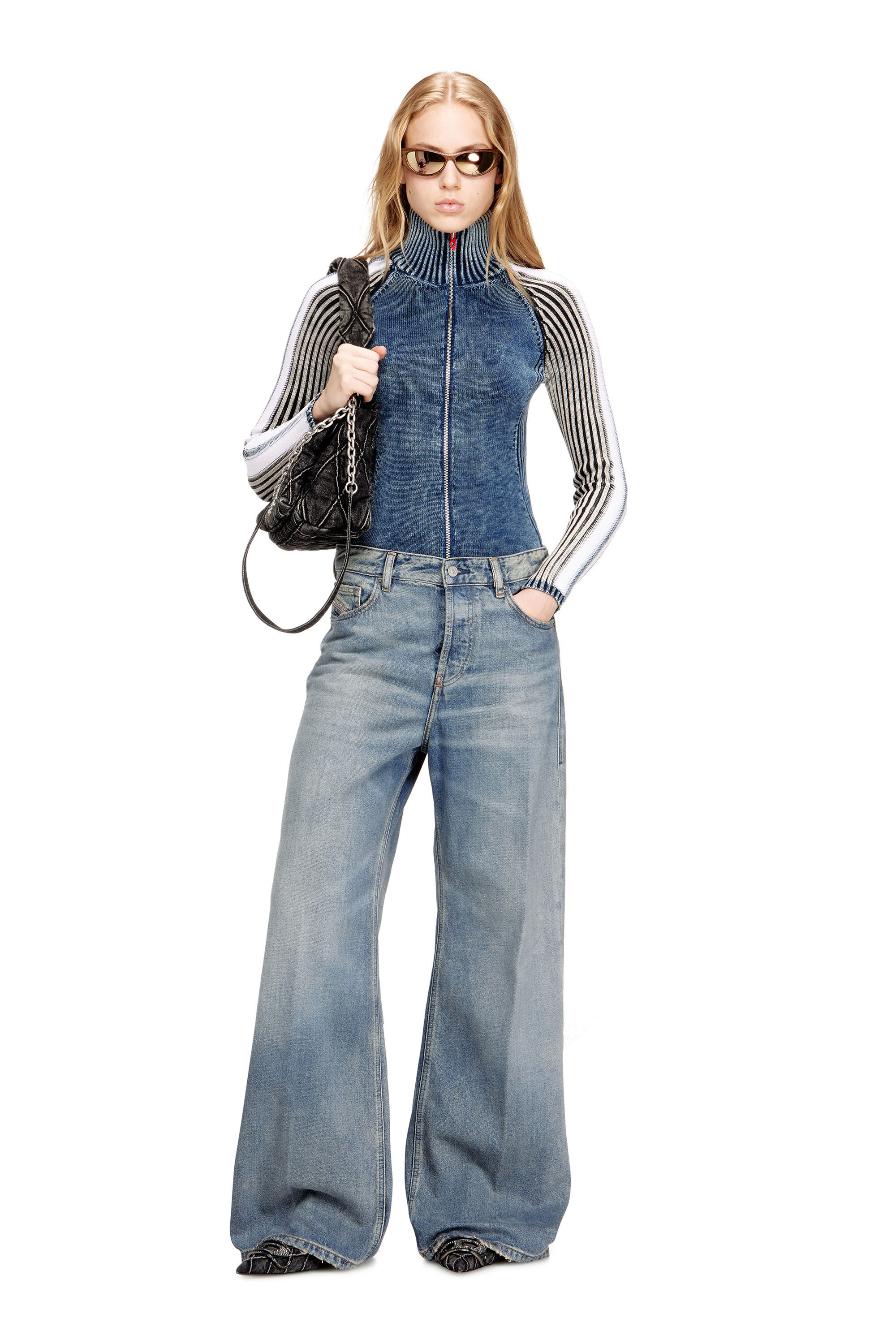 ディーゼル Charm-D Denim Shoulder Bag Mサイズ Women's Charm-D Shoulder M bag in quilted Denim | Black | Diesel