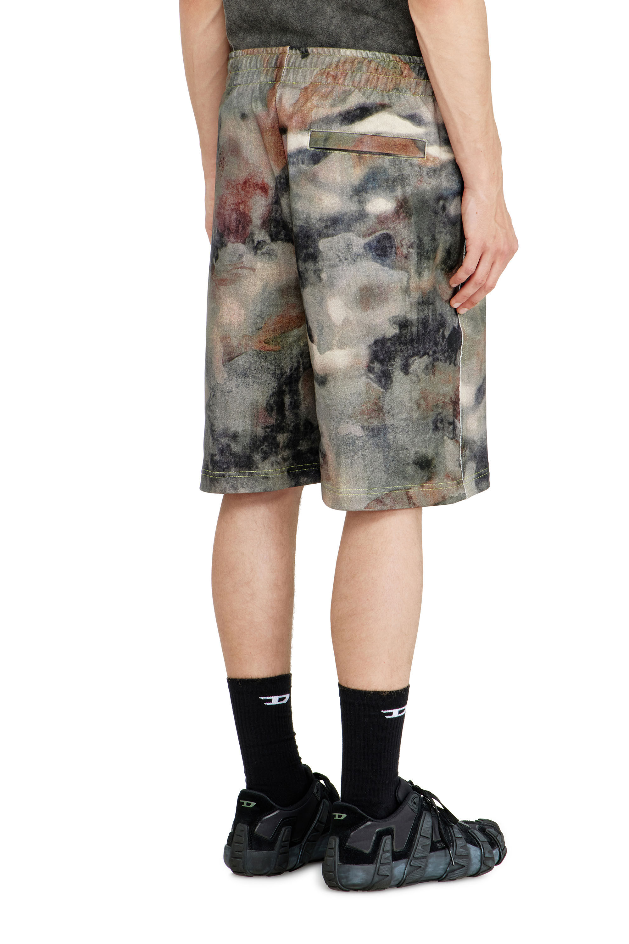 Diesel - P-CRONE-V1, Shorts en molleton &agrave; imprim&eacute; camouflage digital Homme in Polychrome - 3