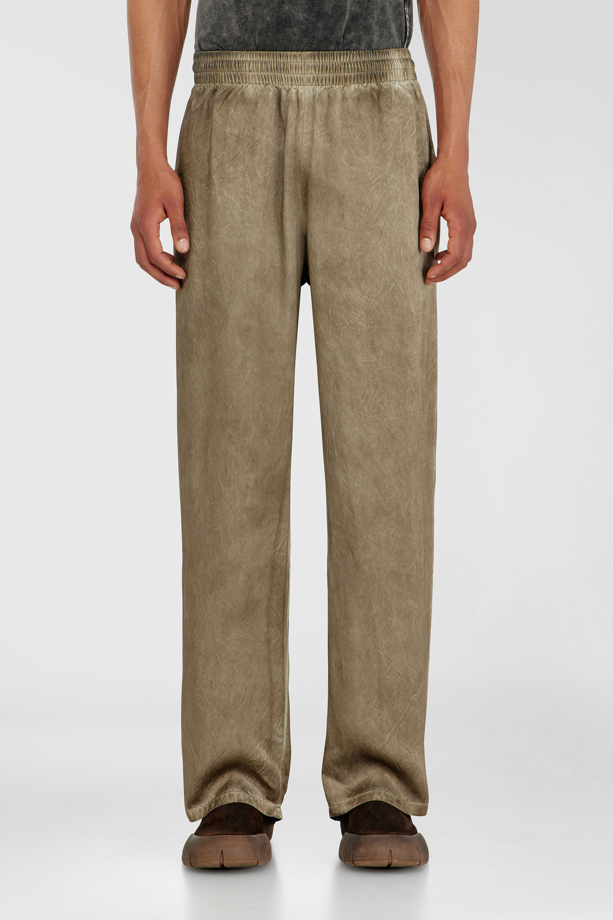 Diesel - P-THECK-AGCT, Pantalon en satin froiss&eacute; Homme in Marron - 3