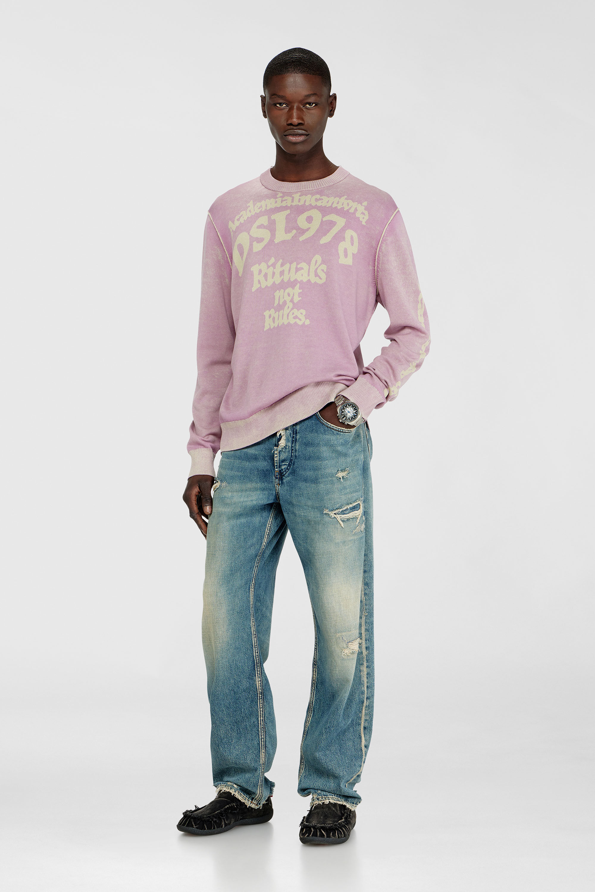 Diesel - K-LAUTI, Pull en coton trait&eacute; avec slogan Homme in Violet - 1