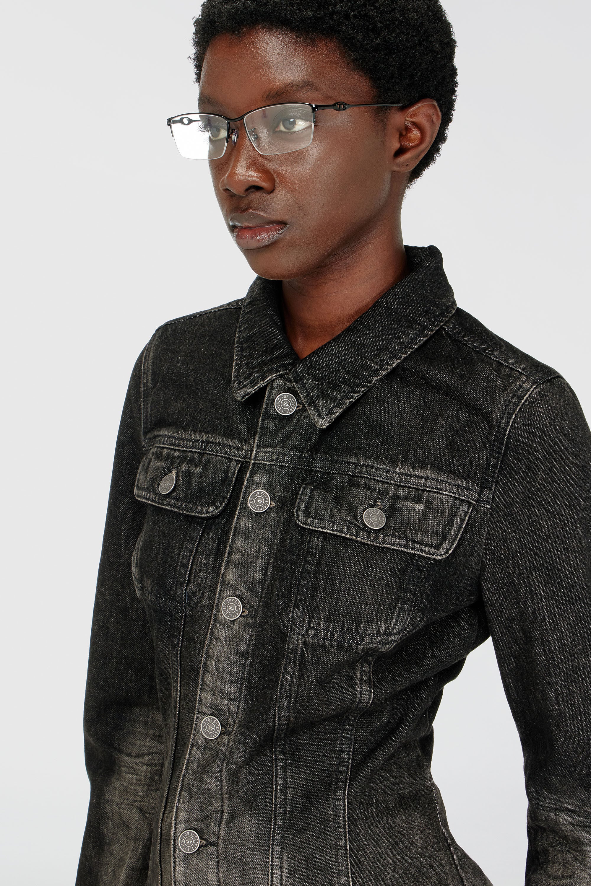 Diesel - DE-KATERIN-FSJ, Veste trucker ajust&eacute;e en denim effet us&eacute; Femme in Noir - 5