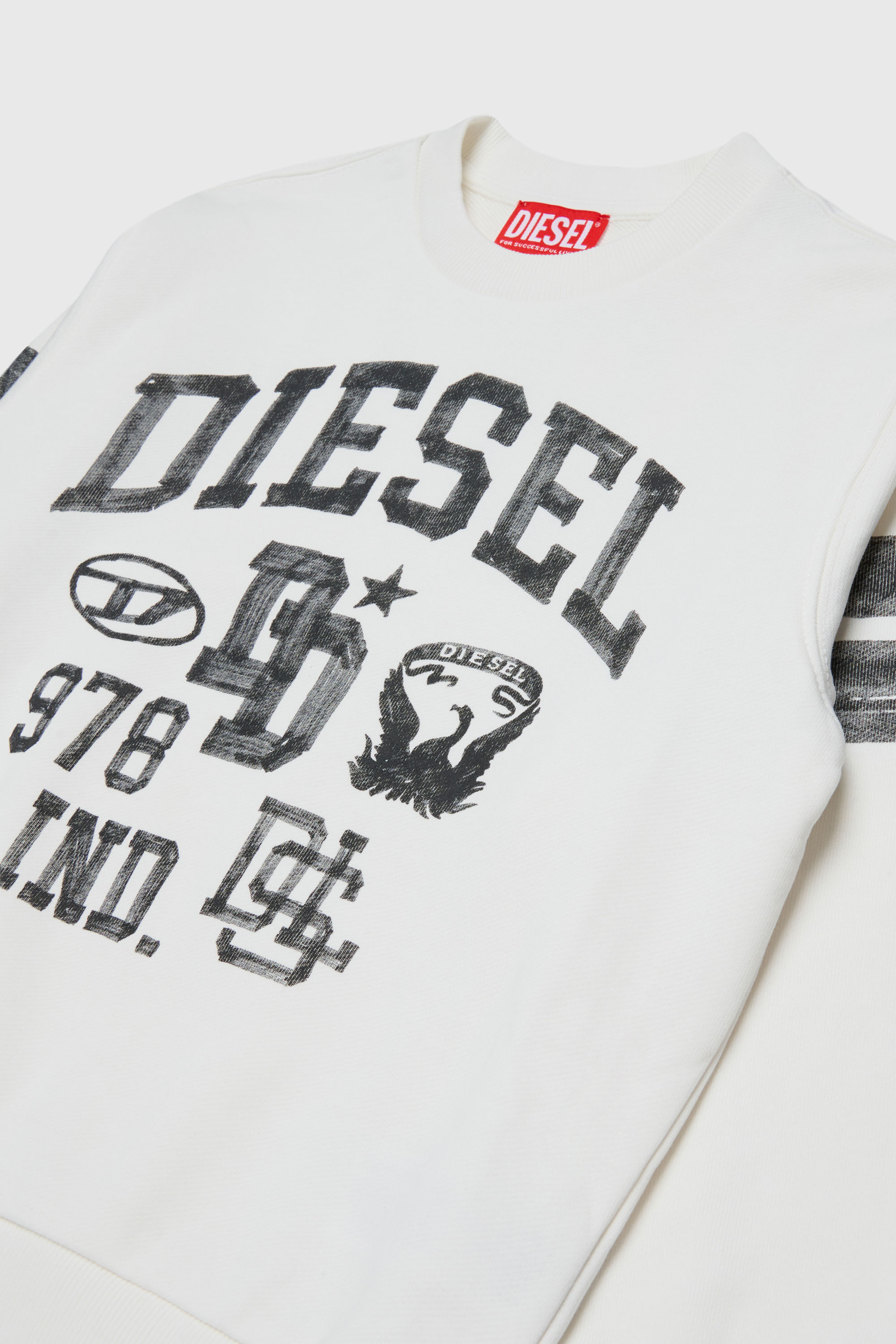 Diesel - SBAND OVER, Sweat-shirt avec imprim&eacute;s logo style coll&egrave;ge Homme in Blanc - 3
