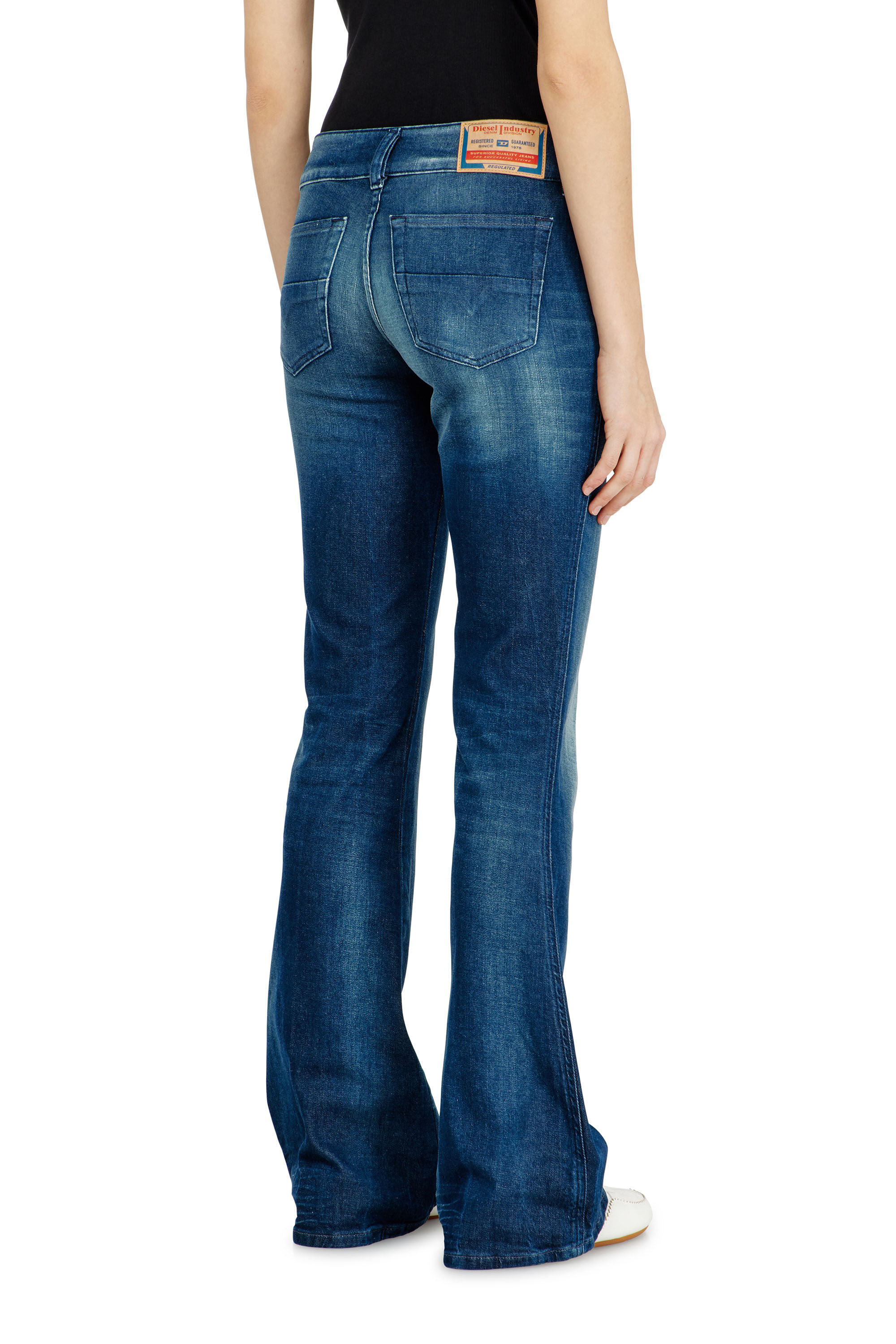 Diesel - Bootcut Jeans D-Hush 0ADBQ Femme, Bleu - Image 5