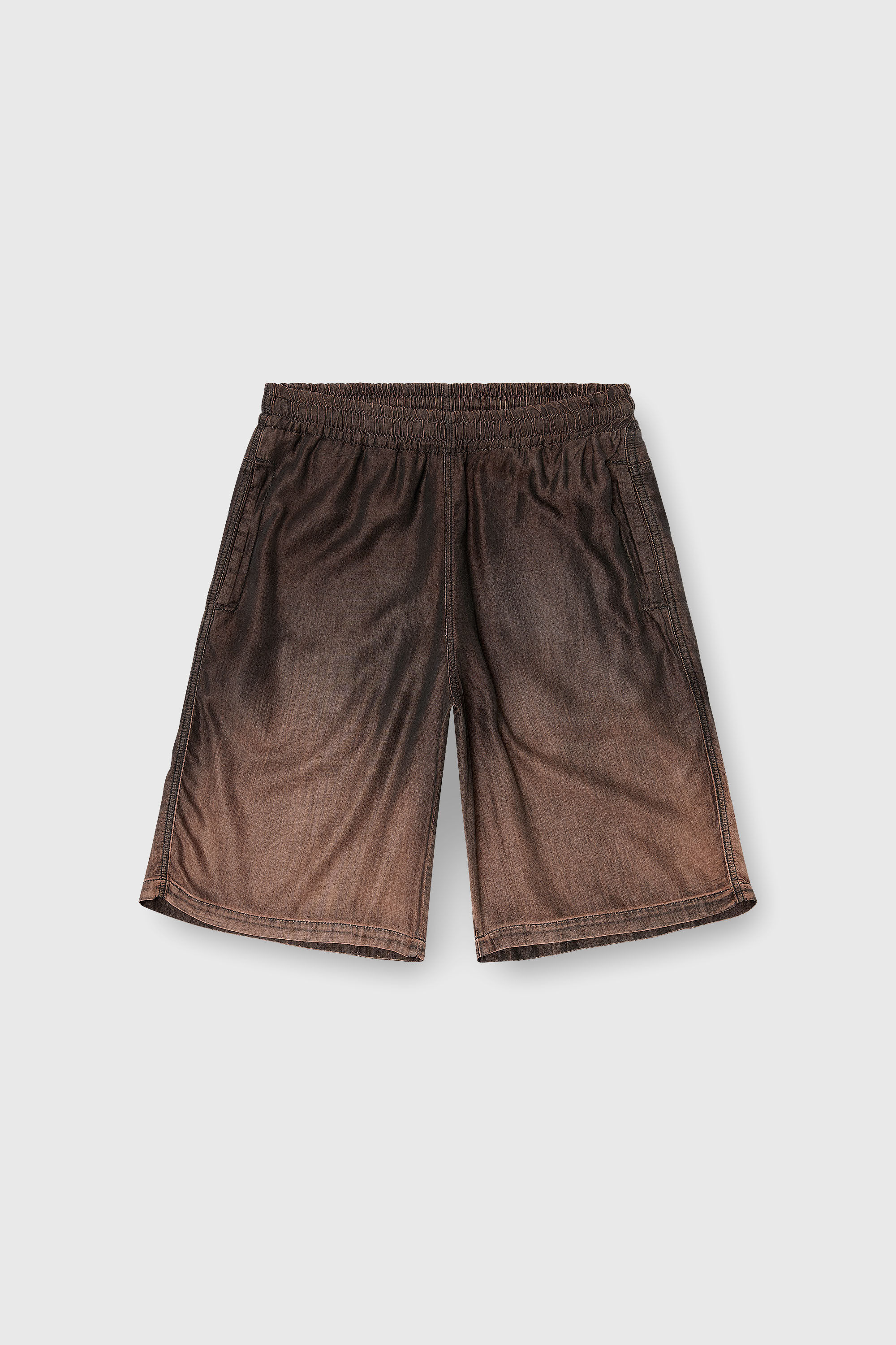 Diesel - D-RODER-SHORT-S, Bermuda d&eacute;contract&eacute; en denim enduit fluide Mixte in Marron - 2
