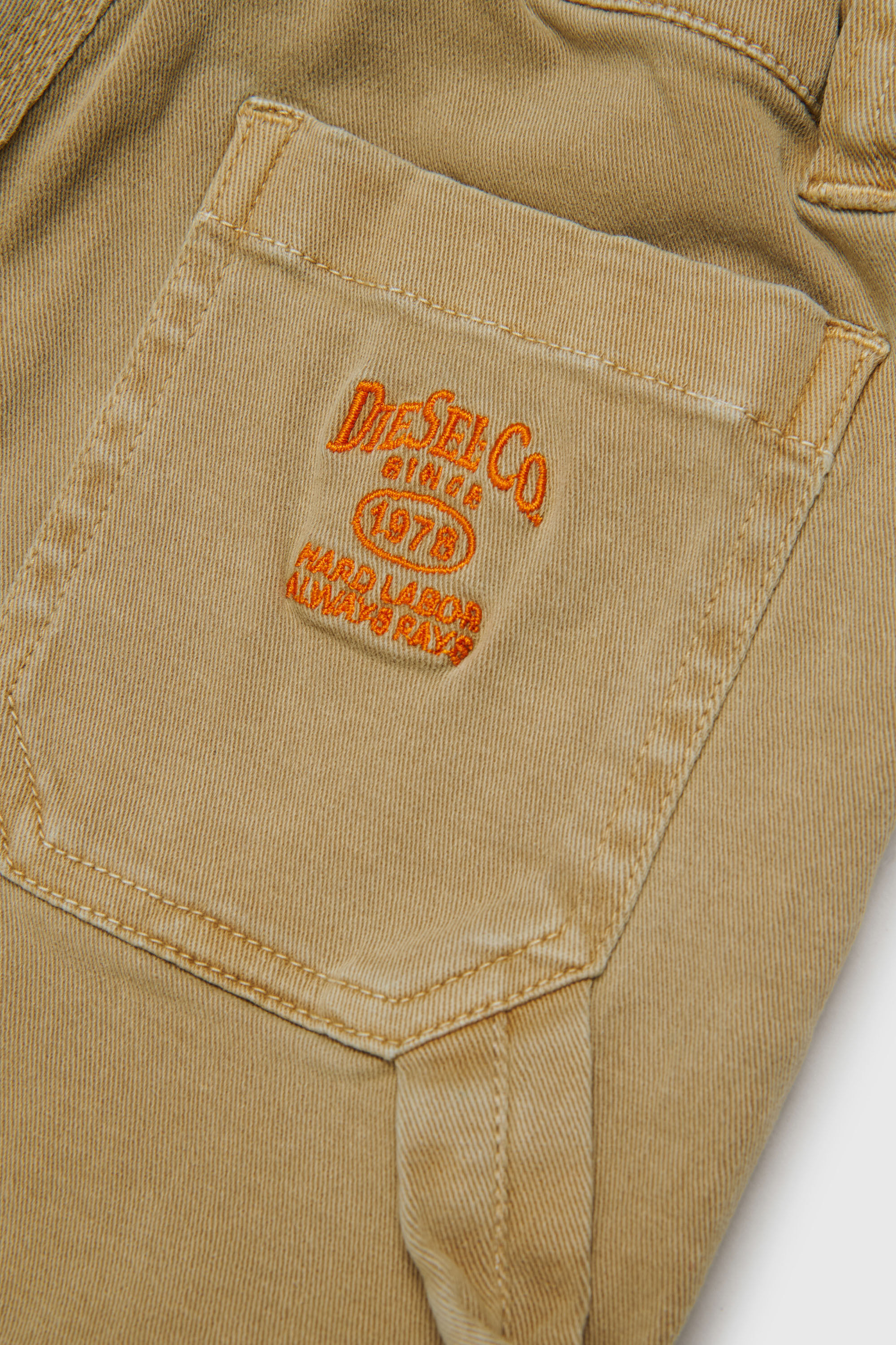 Diesel - PELINIB, Pantalon style workwear en coton stretch Homme in Marron - 4