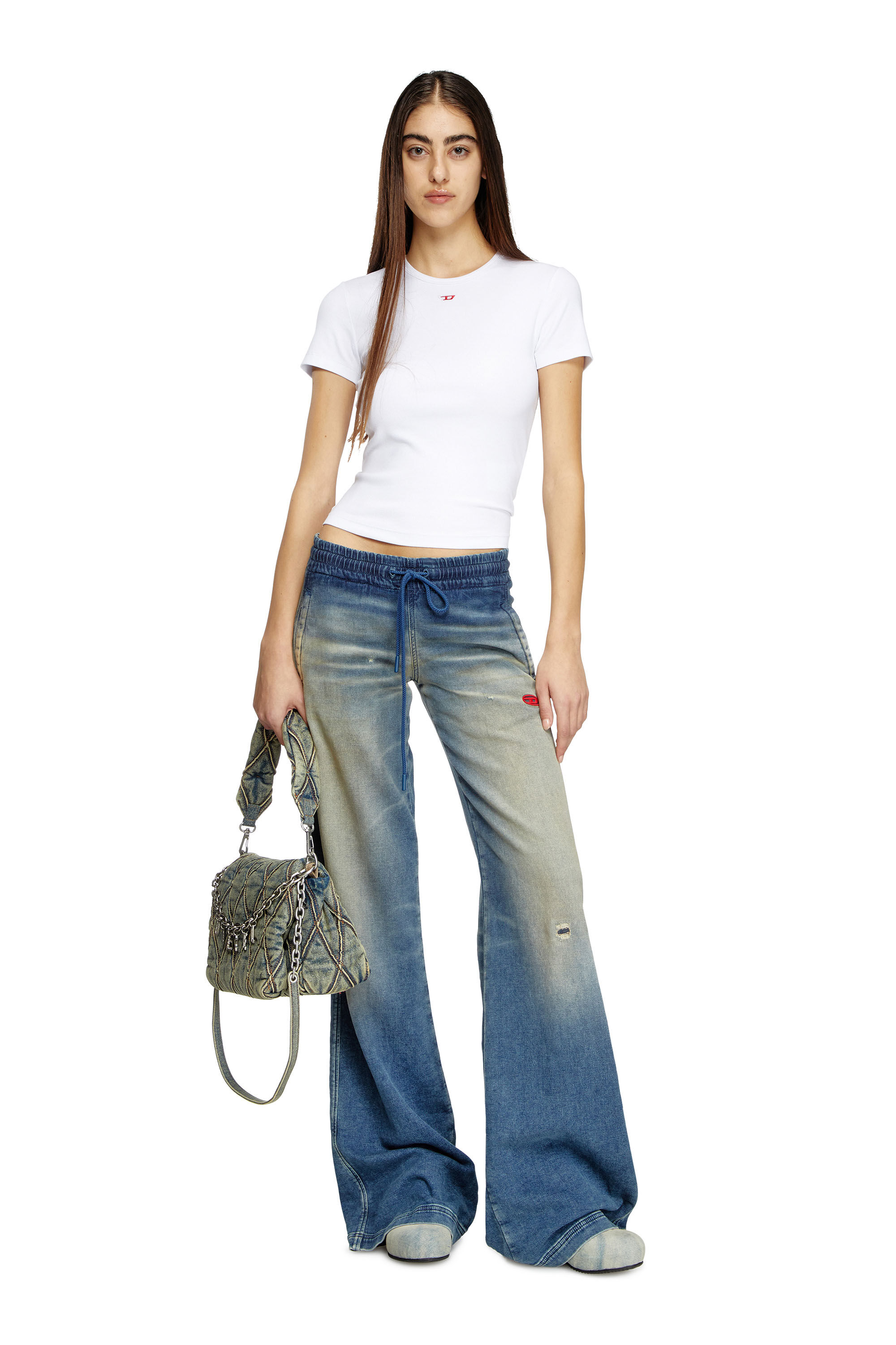 Diesel - T-ELE-LONG-D, T-shirt avec patch logo D Femme in Blanc - 1