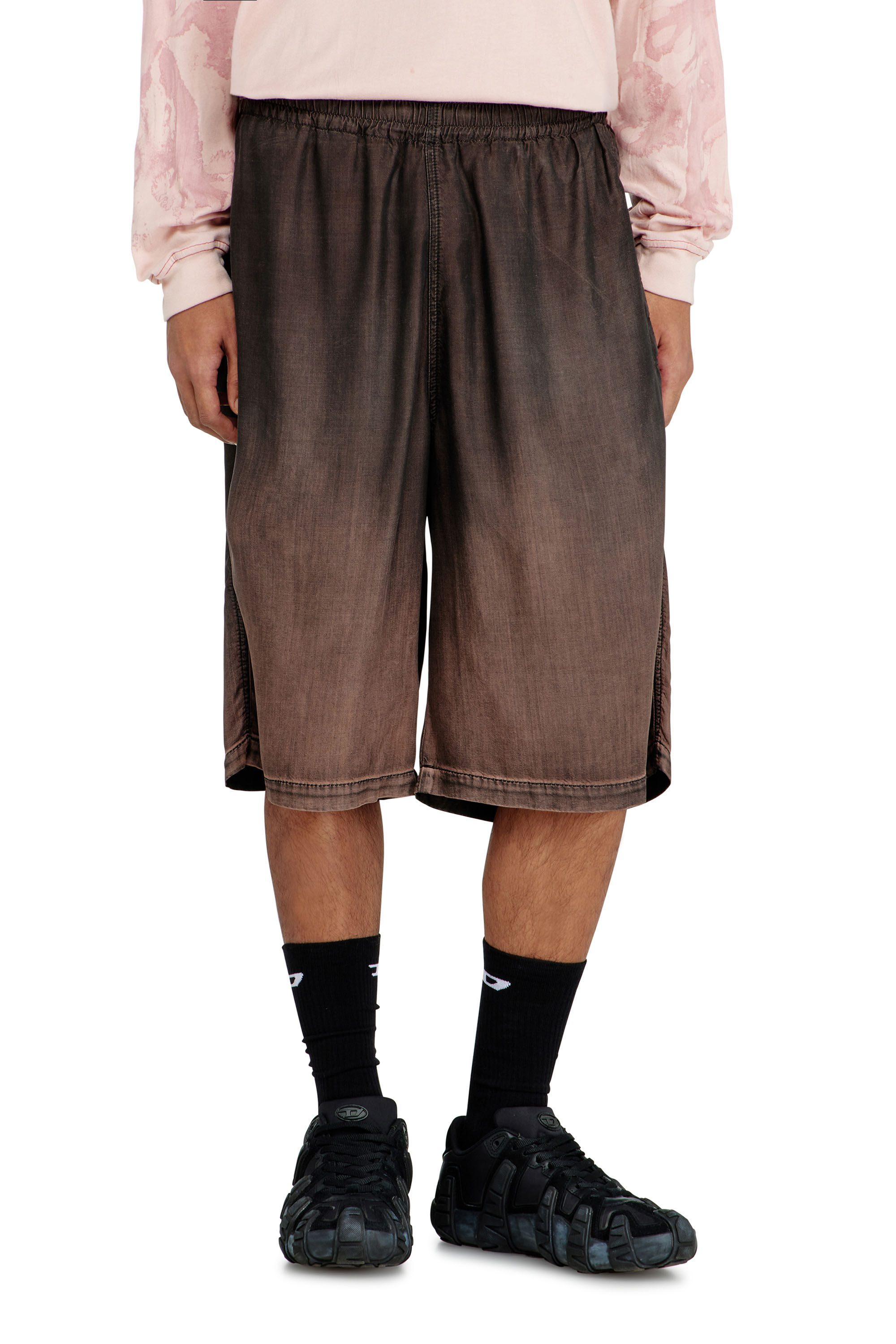 Diesel - D-RODER-SHORT-S, Bermuda d&eacute;contract&eacute; en denim enduit fluide Mixte in Marron - 3