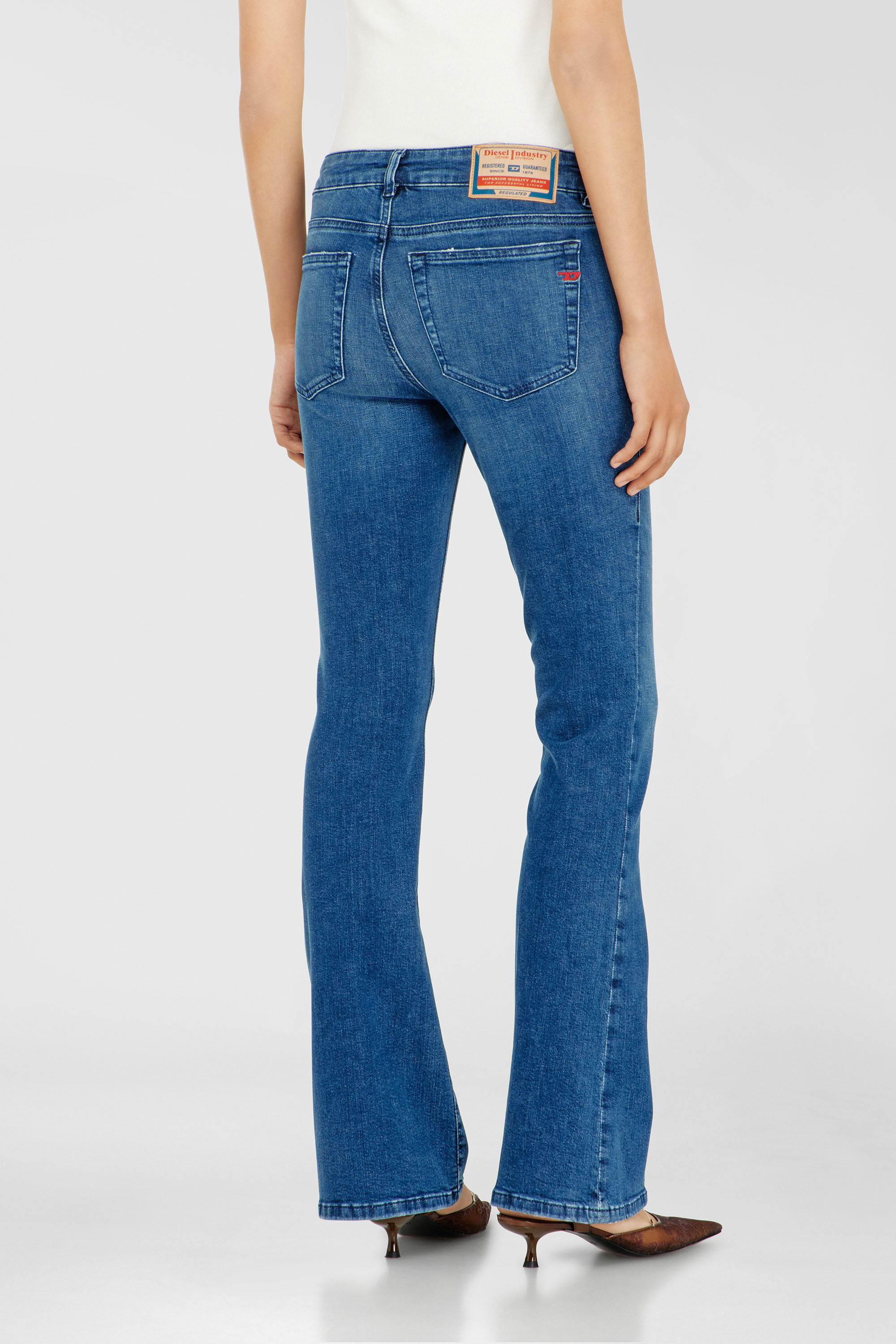 Diesel - Bootcut Jeans 1969 D-Ebbey 0ADBB Femme, Bleu moyen - Image 5