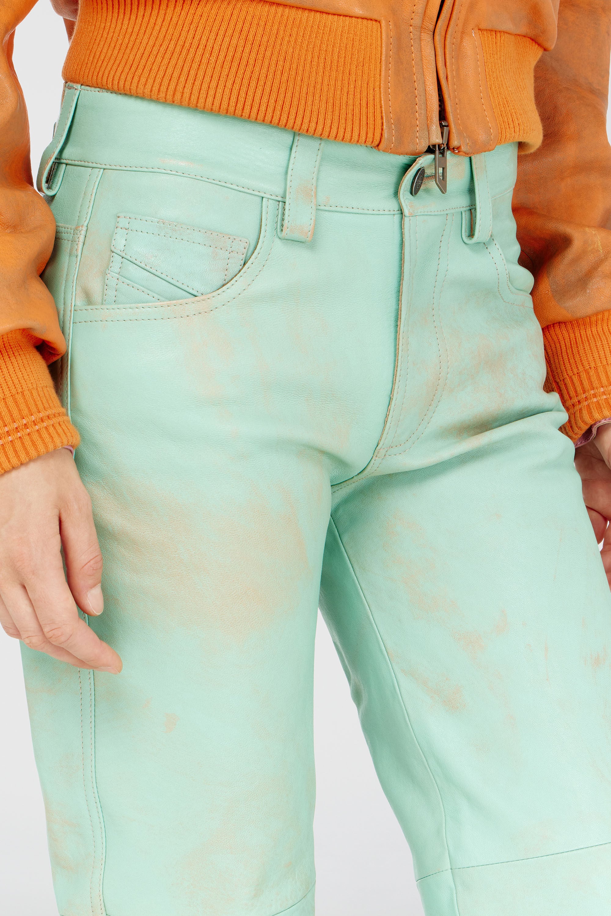Diesel - L-POCKA, Pantalon en cuir trait&eacute; Femme in Vert - 5