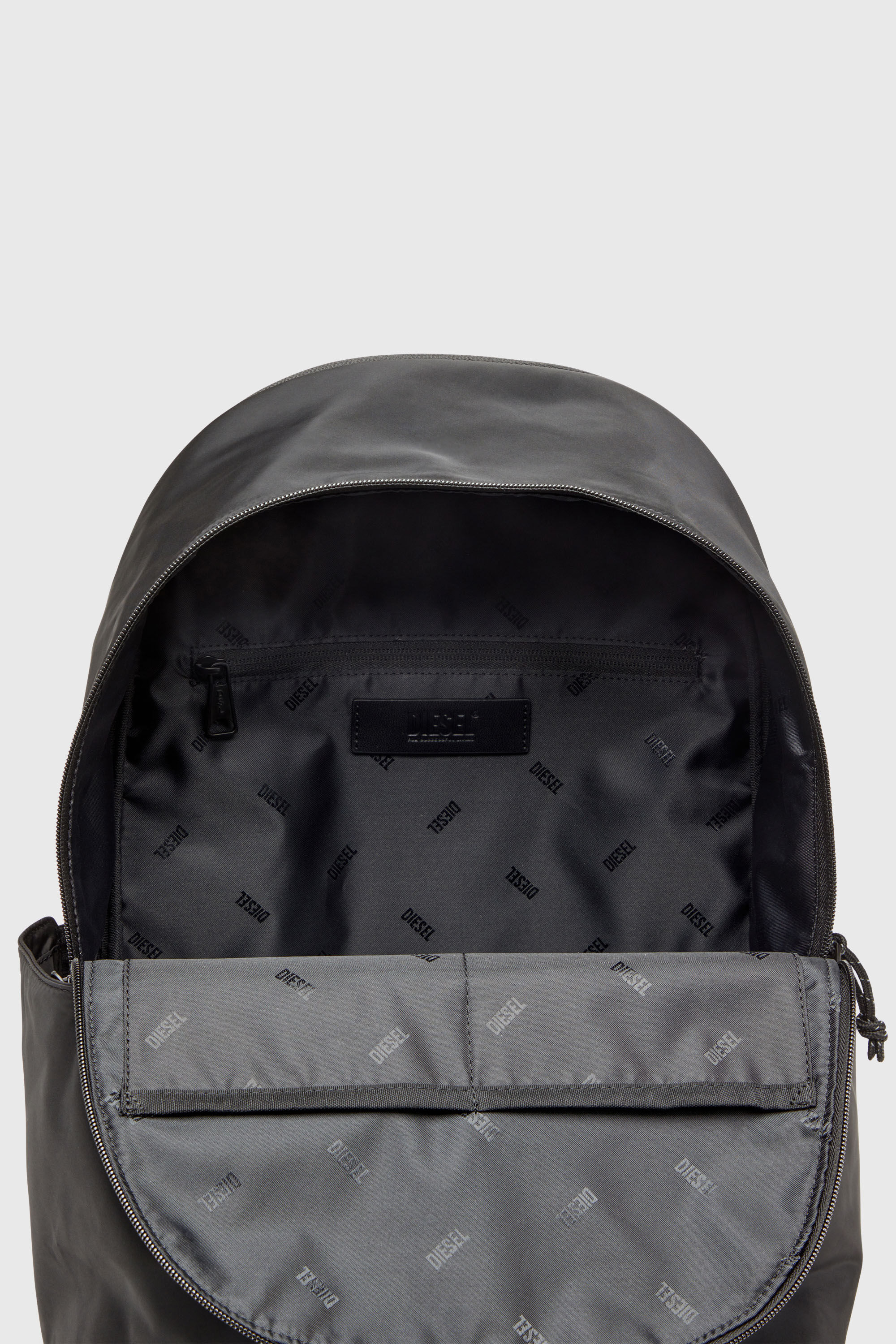 Diesel - D-PACK BACKPACK X, D-Pack-Sac &agrave; dos en tissu au toucher satin&eacute; Homme in Noir - 4