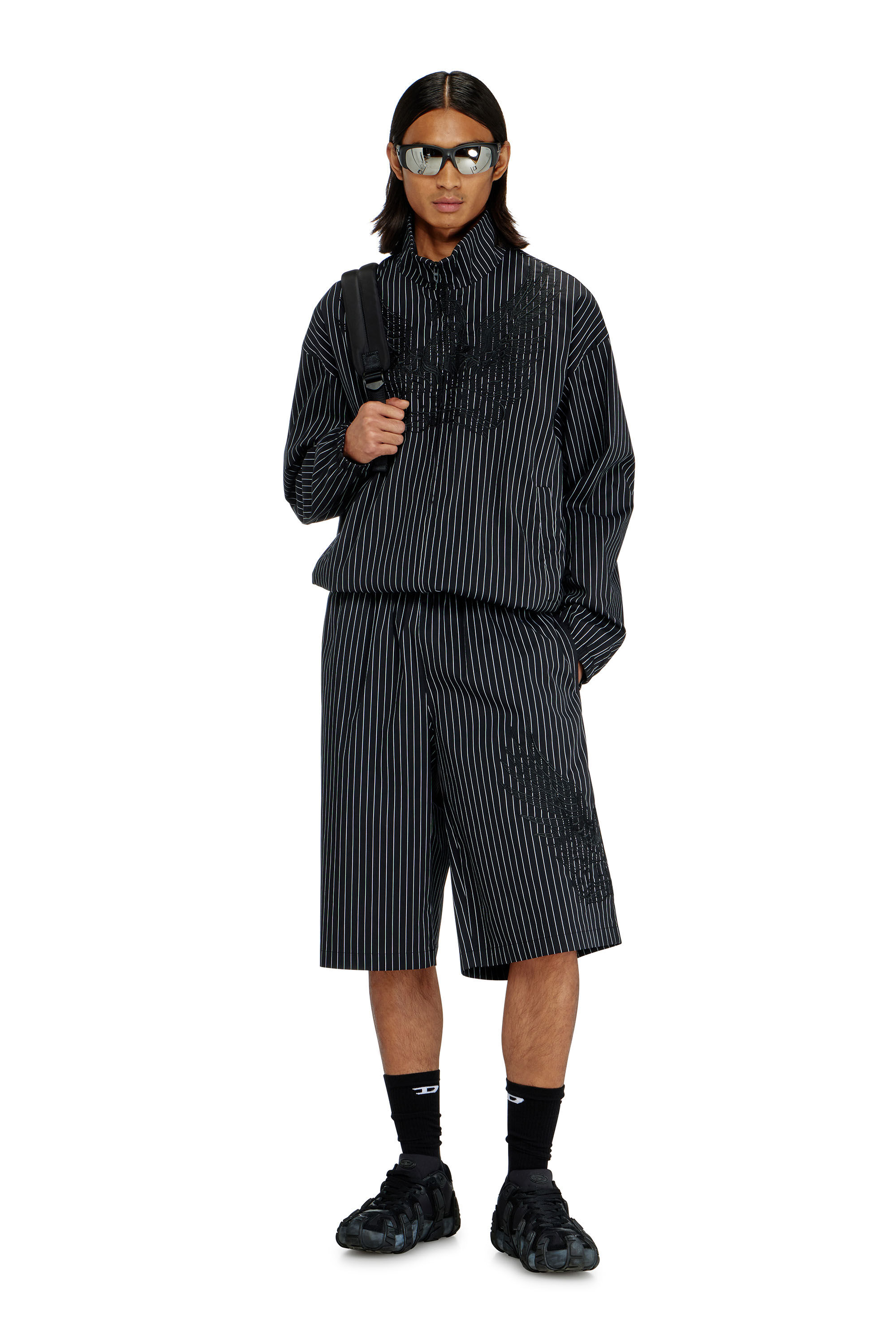 Diesel - P-THEO-SHORT-NJCA, Short &agrave; rayures fines avec broderie Phoenix Homme in Noir - 1