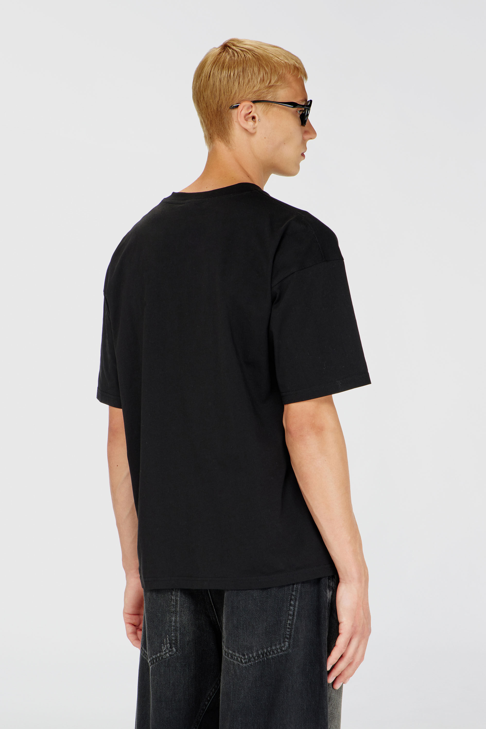 Diesel - T-BOXT-DCO, T-shirt en coton d&eacute;contract&eacute;e avec broderie Oval D Homme in Noir - 4