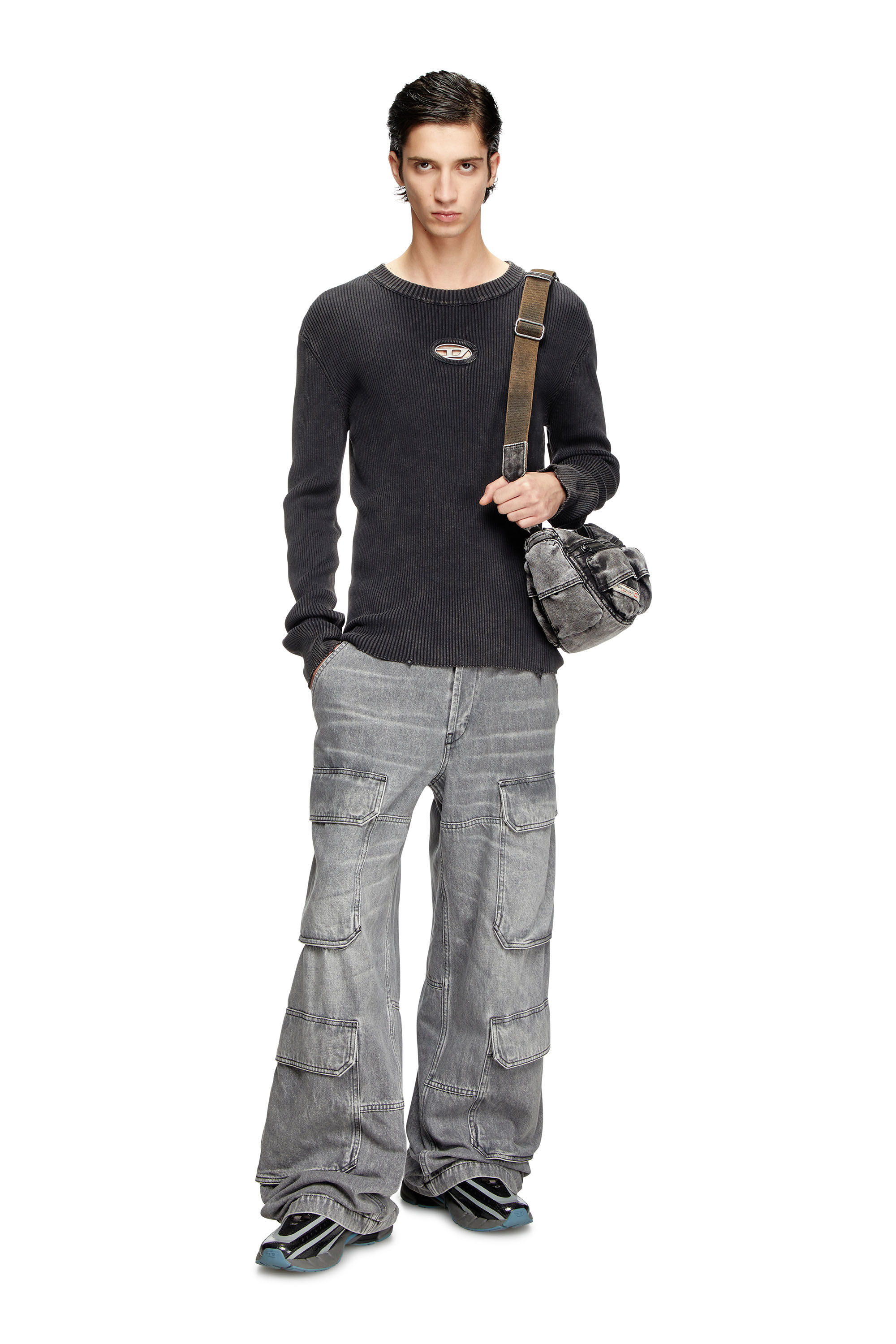 Diesel - K-DARIN-D, Pull effet vieilli avec logo cut-out Homme in Noir - 1