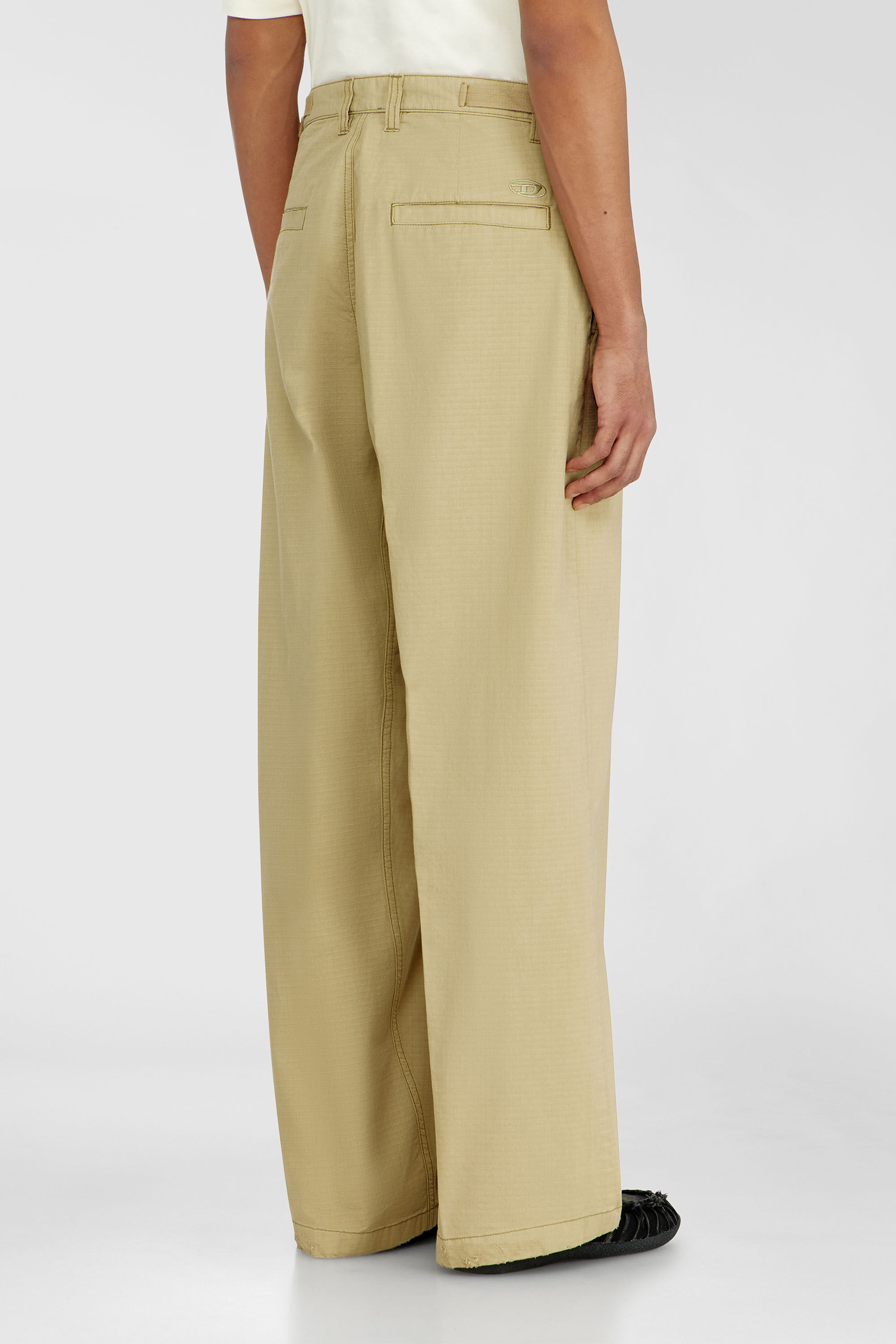 Diesel - P-BALL, Pantalon en ripstop de coton avec boucles lat&eacute;rales Homme in Beige - 4