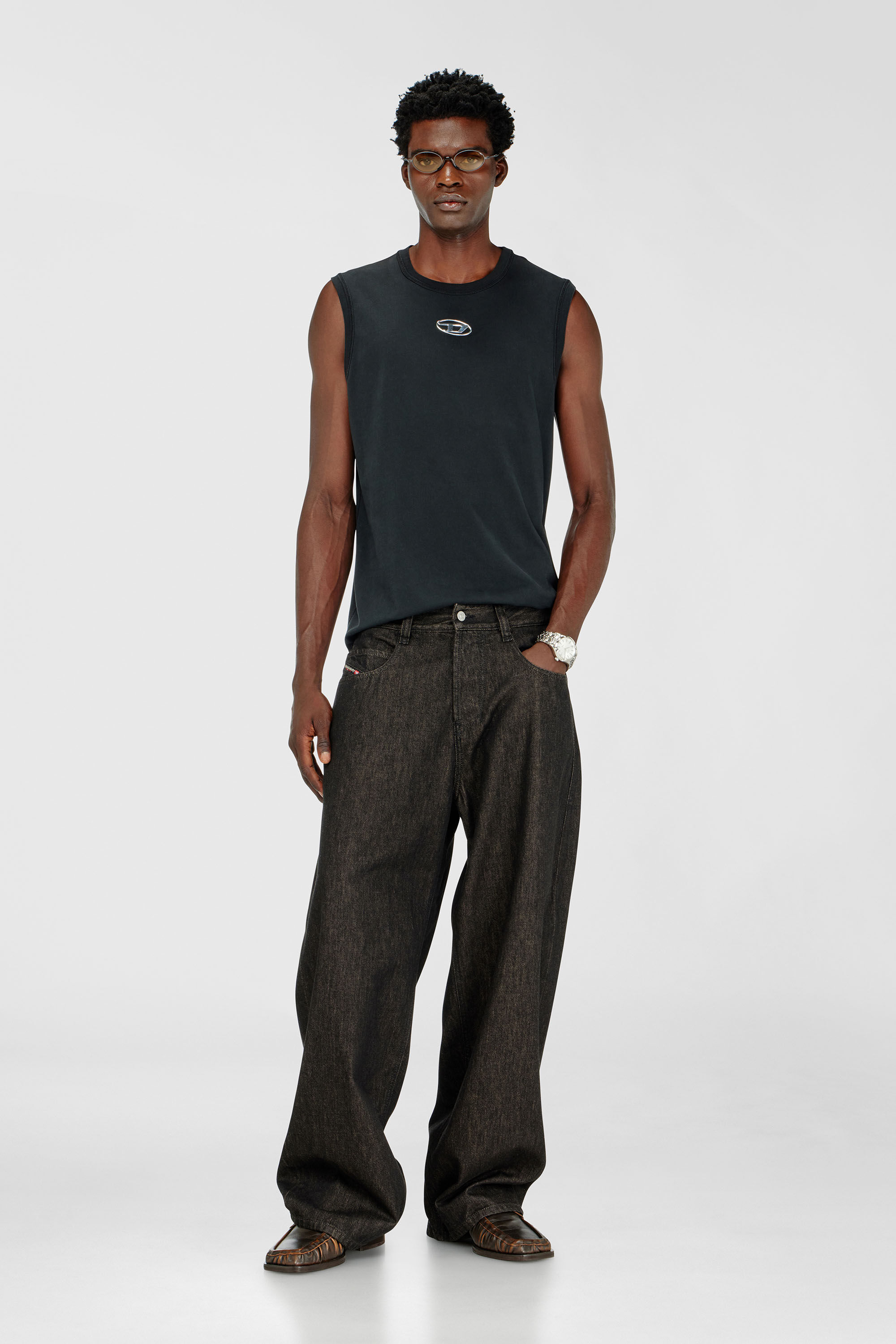 Diesel - T-BISCO-IOD, D&eacute;bardeur en coton avec un Oval D m&eacute;tallis&eacute; Homme in Noir - 1