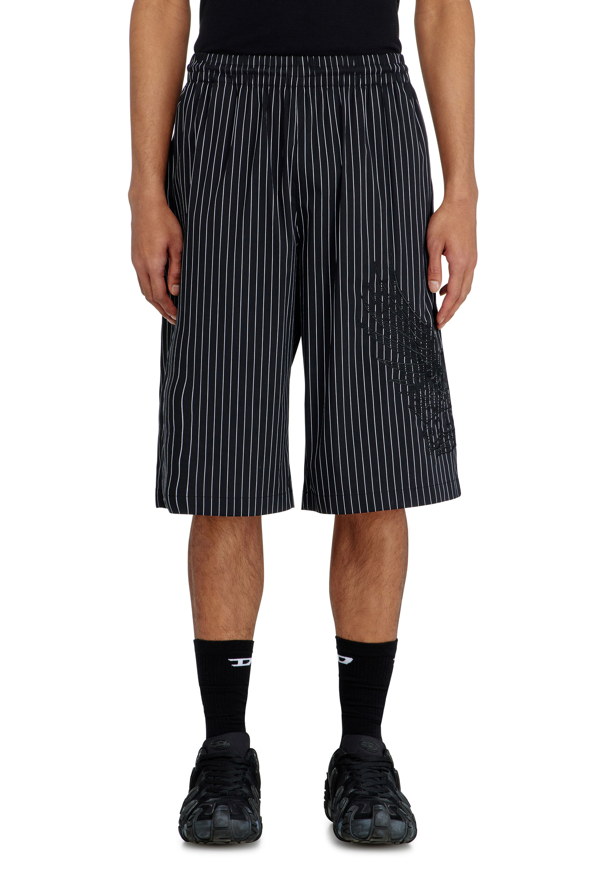 Diesel - P-THEO-SHORT-NJCA, Short &agrave; rayures fines avec broderie Phoenix Homme in Noir - 3