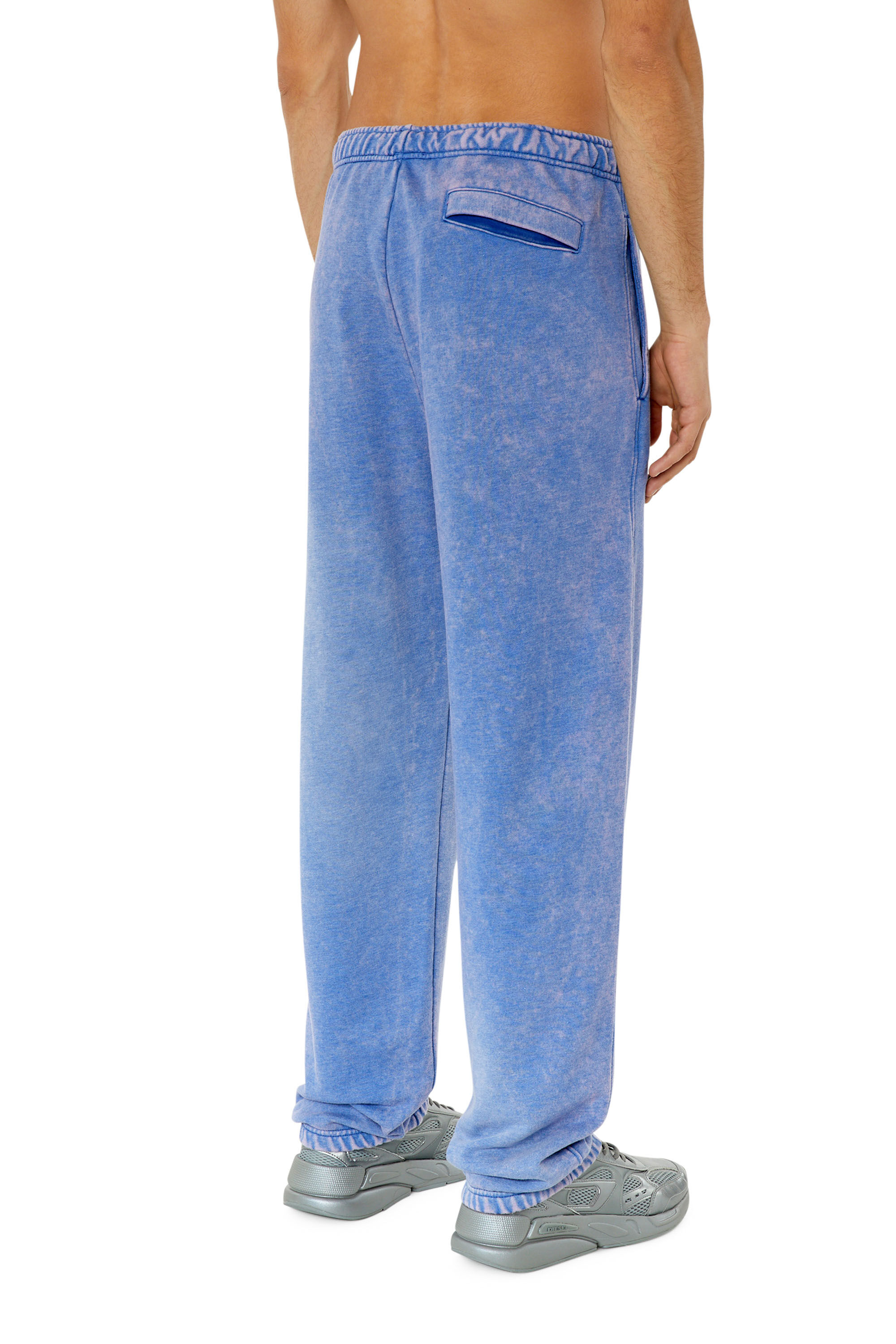 Diesel - P-MARKY, Pantalon de survêtement avec traitement blanchi Homme in Bleu - 4
