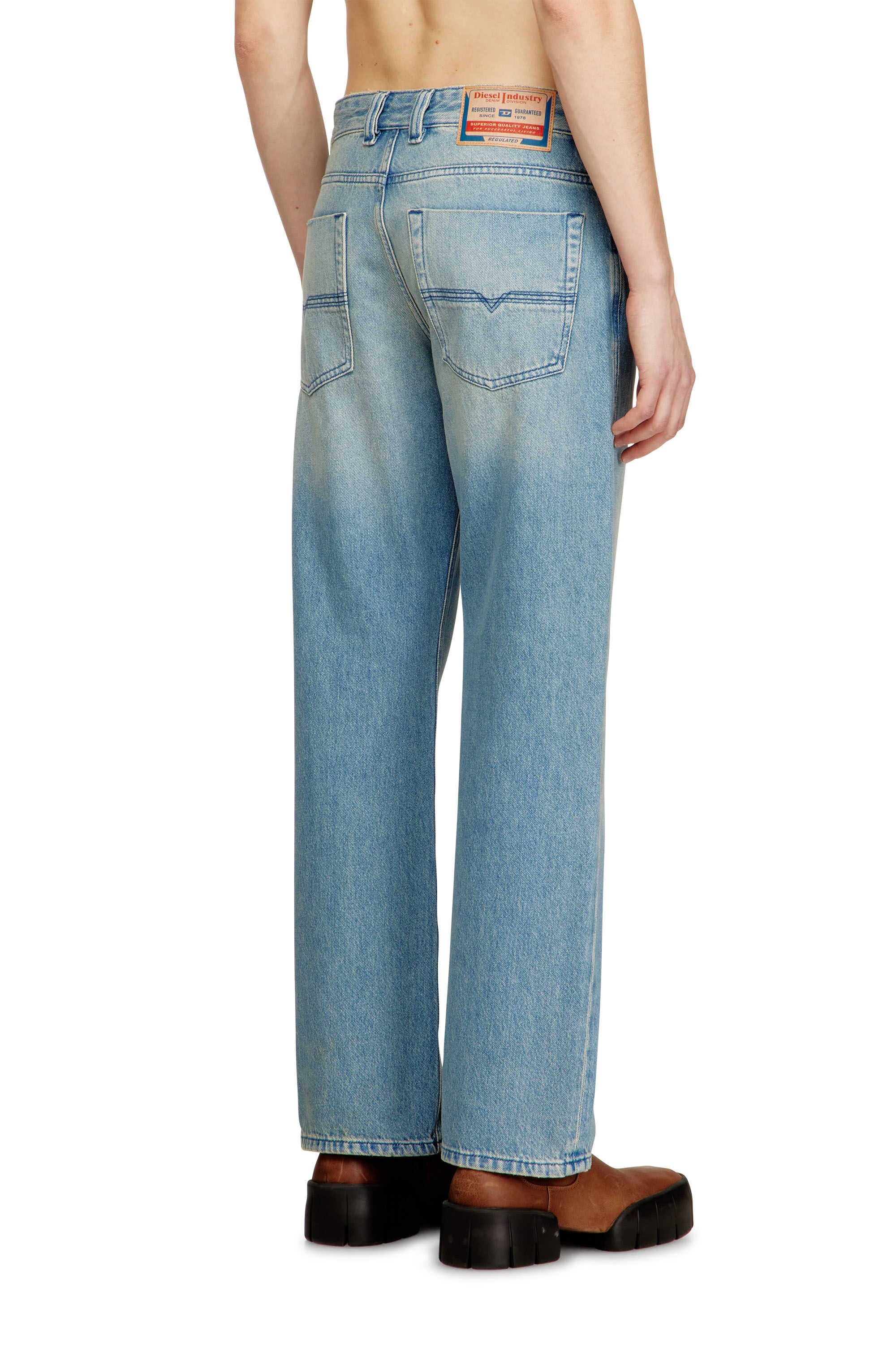 Diesel - Relaxed Jeans 1980 D-Eeper 0BEBF Homme, Bleu Clair - Image 4