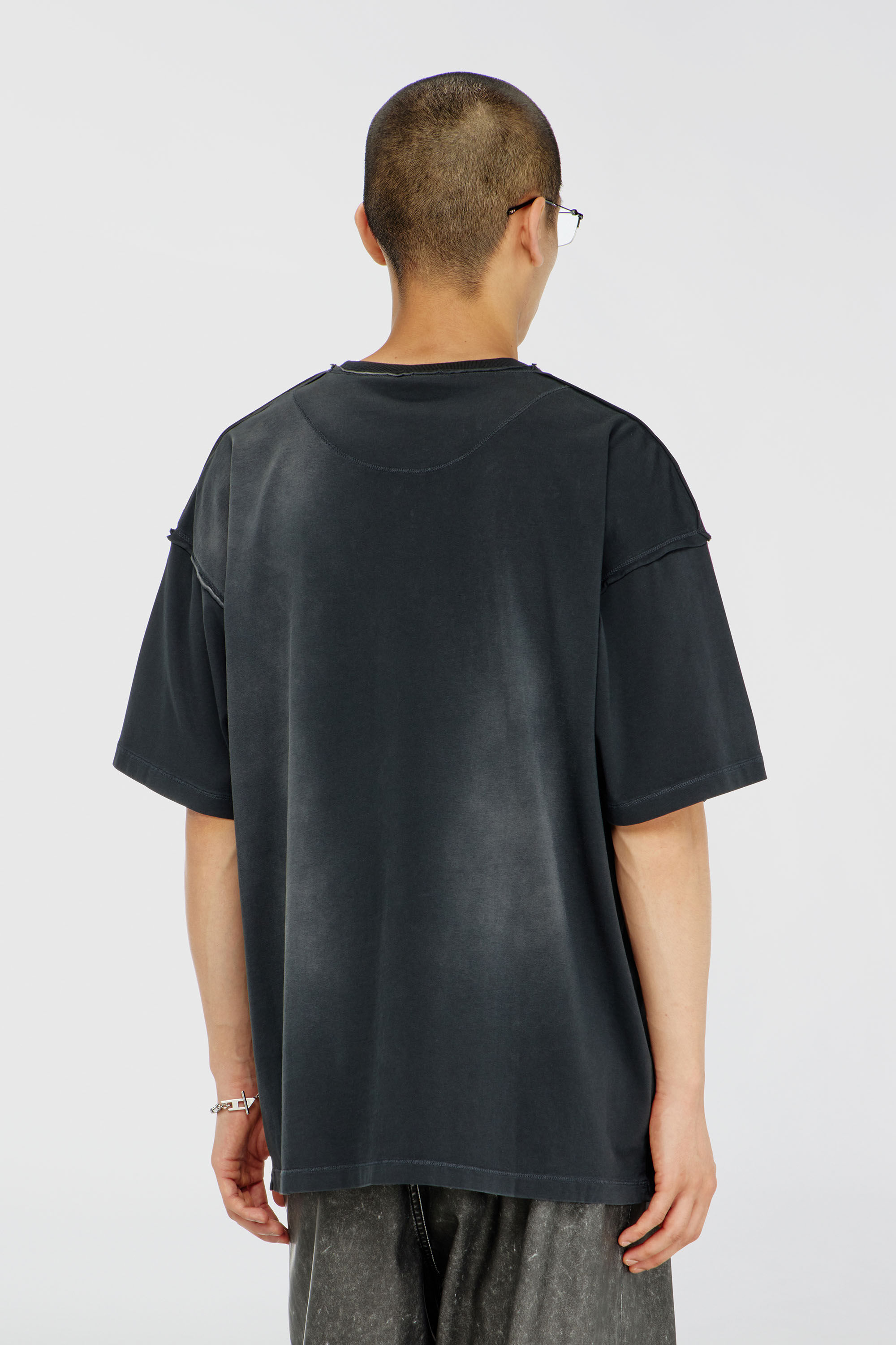 Diesel - T-POCK, T-shirt effet d&eacute;lav&eacute; avec poche d&eacute;chir&eacute;e Homme in Noir - 4