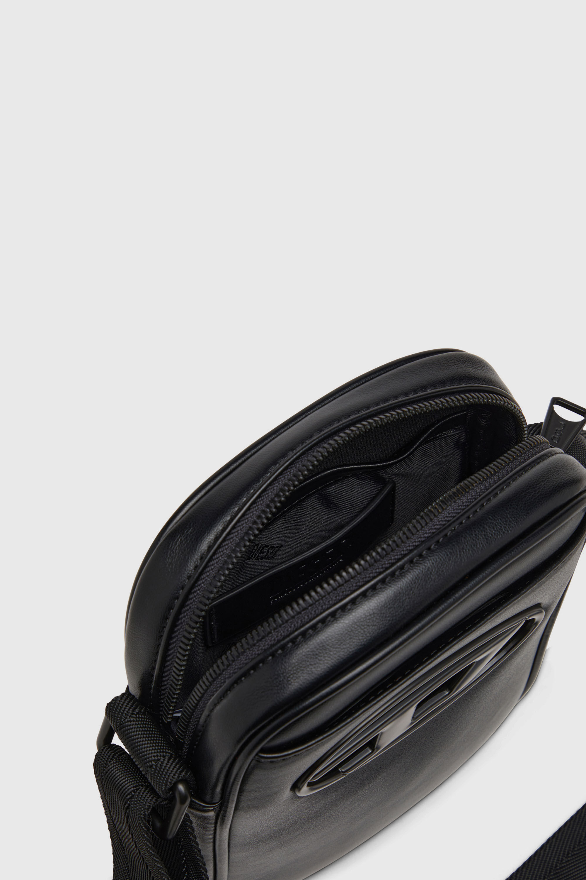 Diesel - HOLI-D CROSSBODY, Holi-D-Sac &agrave; bandouli&egrave;re en PU et n&eacute;opr&egrave;ne Homme in Noir - 4