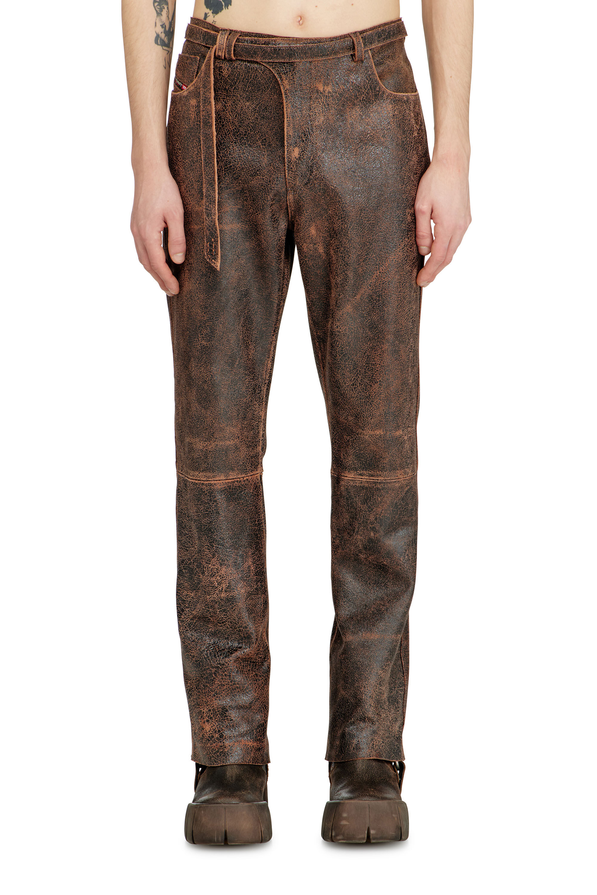 Diesel - P-NURI, Pantalon en cuir craquel&eacute; avec d&eacute;tail de sangle biker Homme in Marron - 3