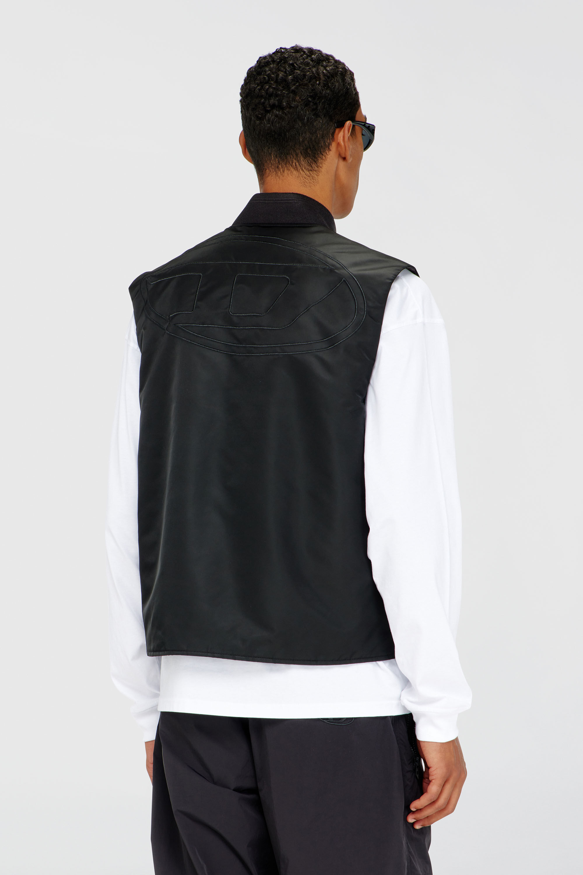 Diesel - W-TYPE-D1-SL, Gilet matelass&eacute; en satin avec broderie Oval D Homme in Noir - 4