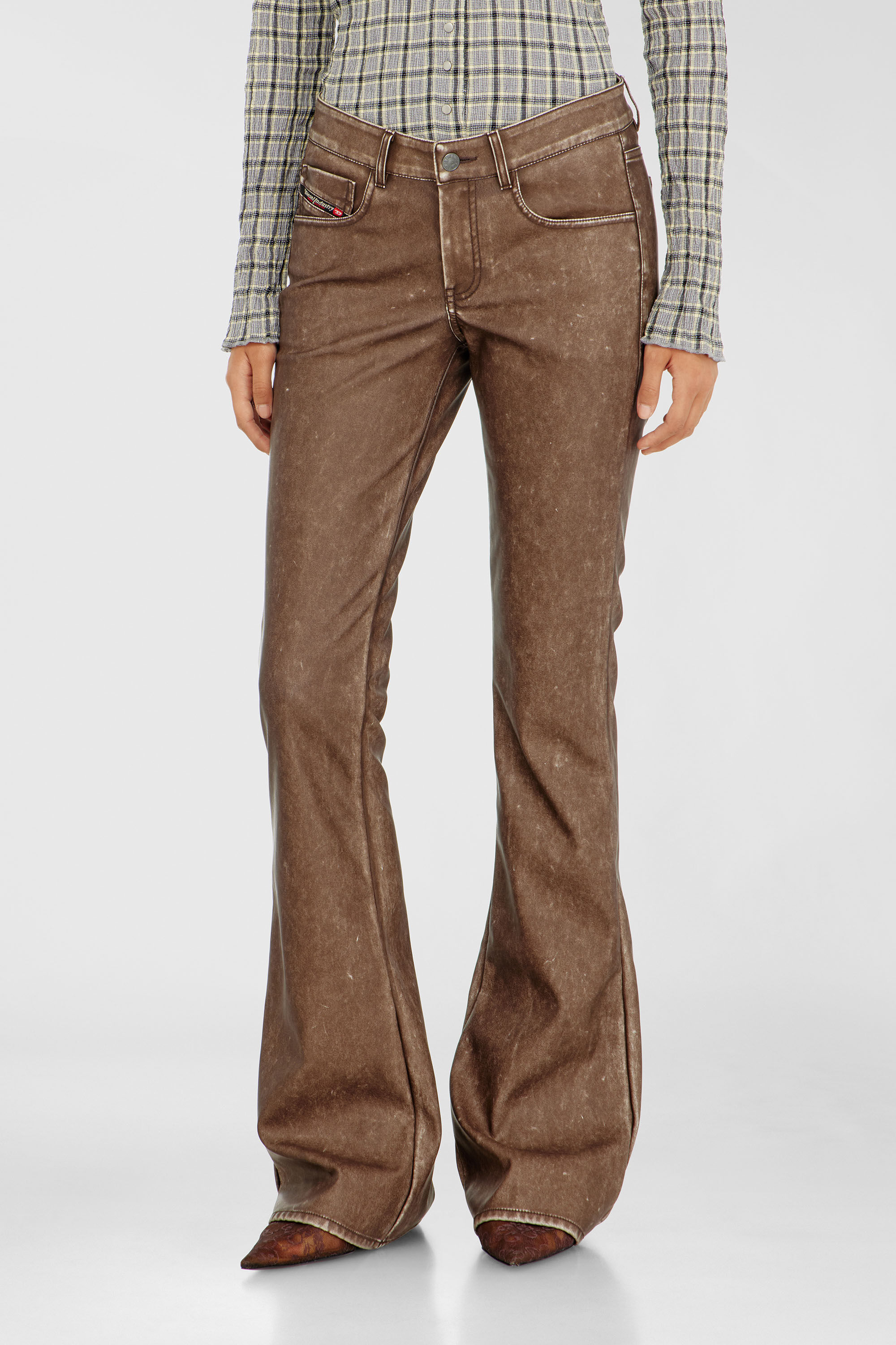 Diesel - P-STELLAR-S1, Pantalon bootcut en tissu enduit trait&eacute; Femme in Marron - 3