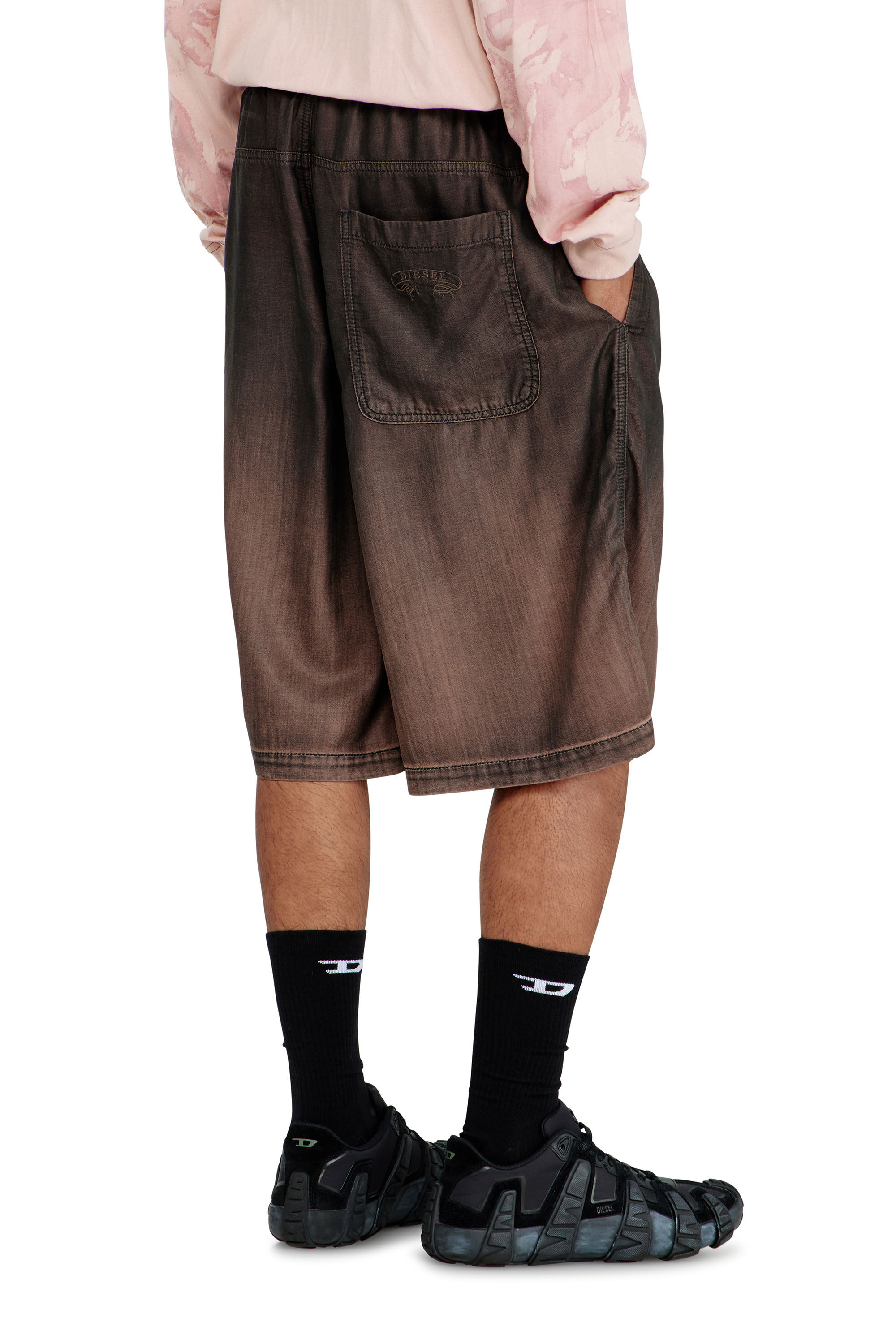 Diesel - D-RODER-SHORT-S, Bermuda d&eacute;contract&eacute; en denim enduit fluide Mixte in Marron - 4