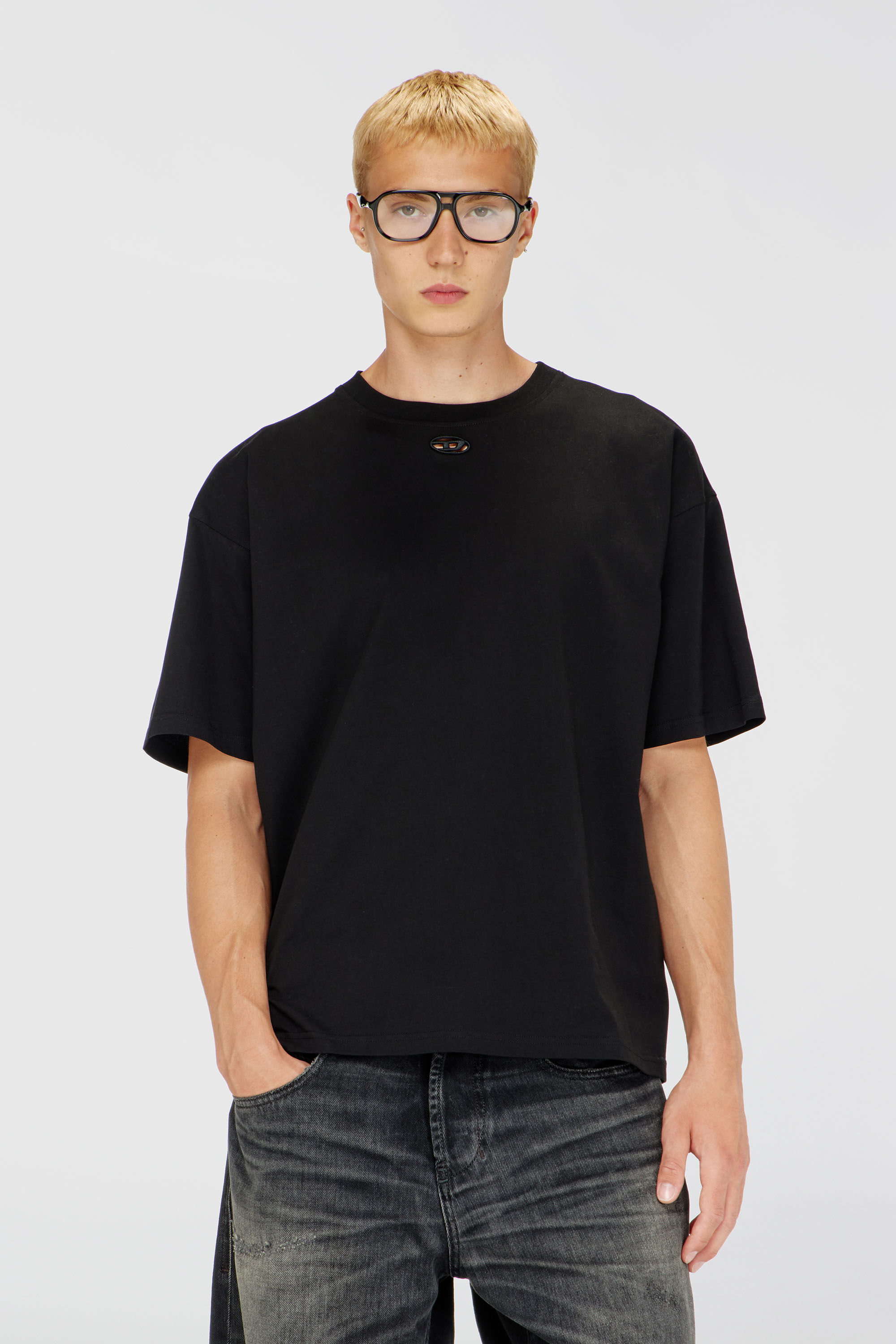 Diesel - T-BOXT-DCO, T-shirt en coton d&eacute;contract&eacute;e avec broderie Oval D Homme in Noir - 3