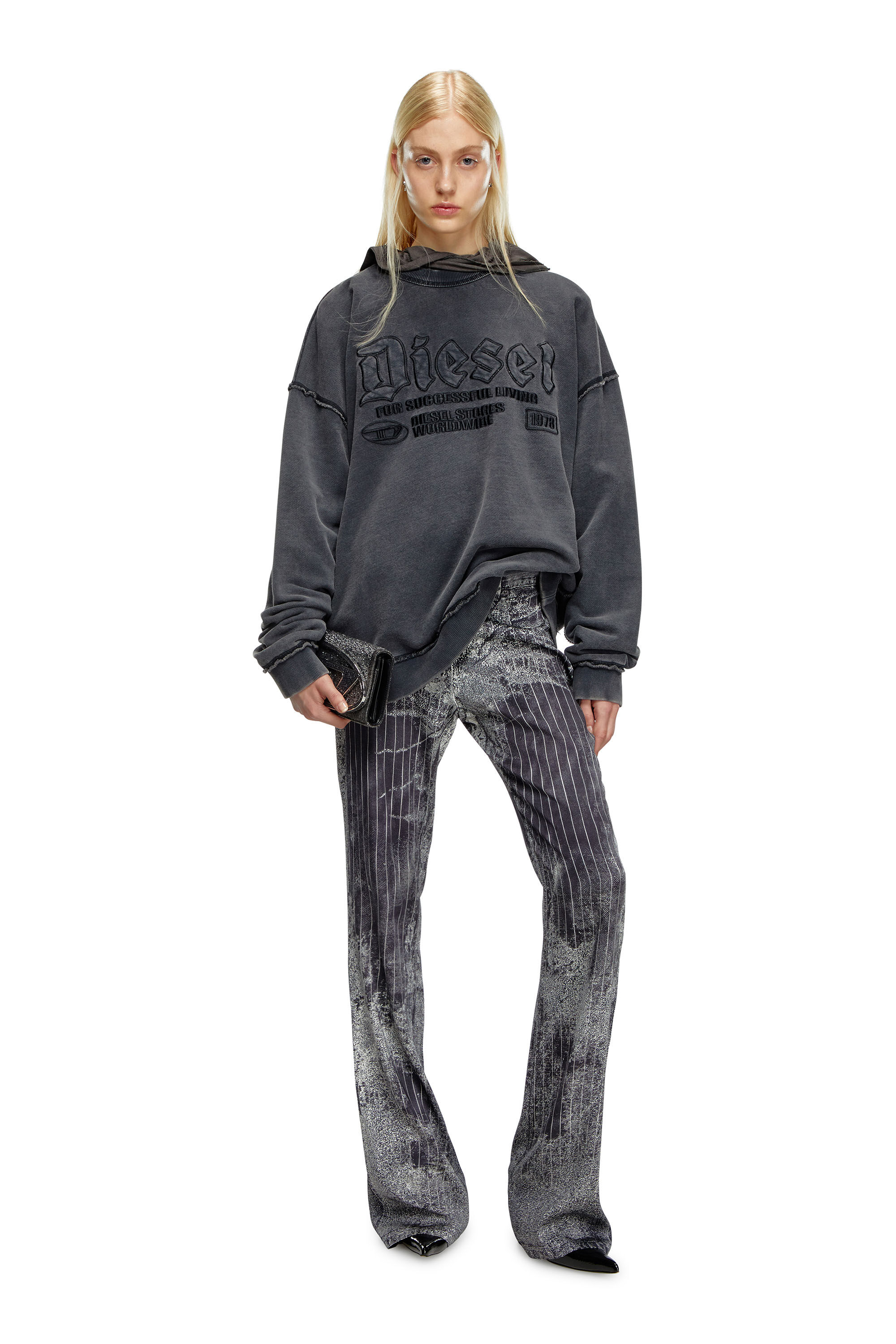 Diesel - P-RETTY, Femme Pantalon bootcut en satin à imprimé fines rayures in Noir - Image 1
