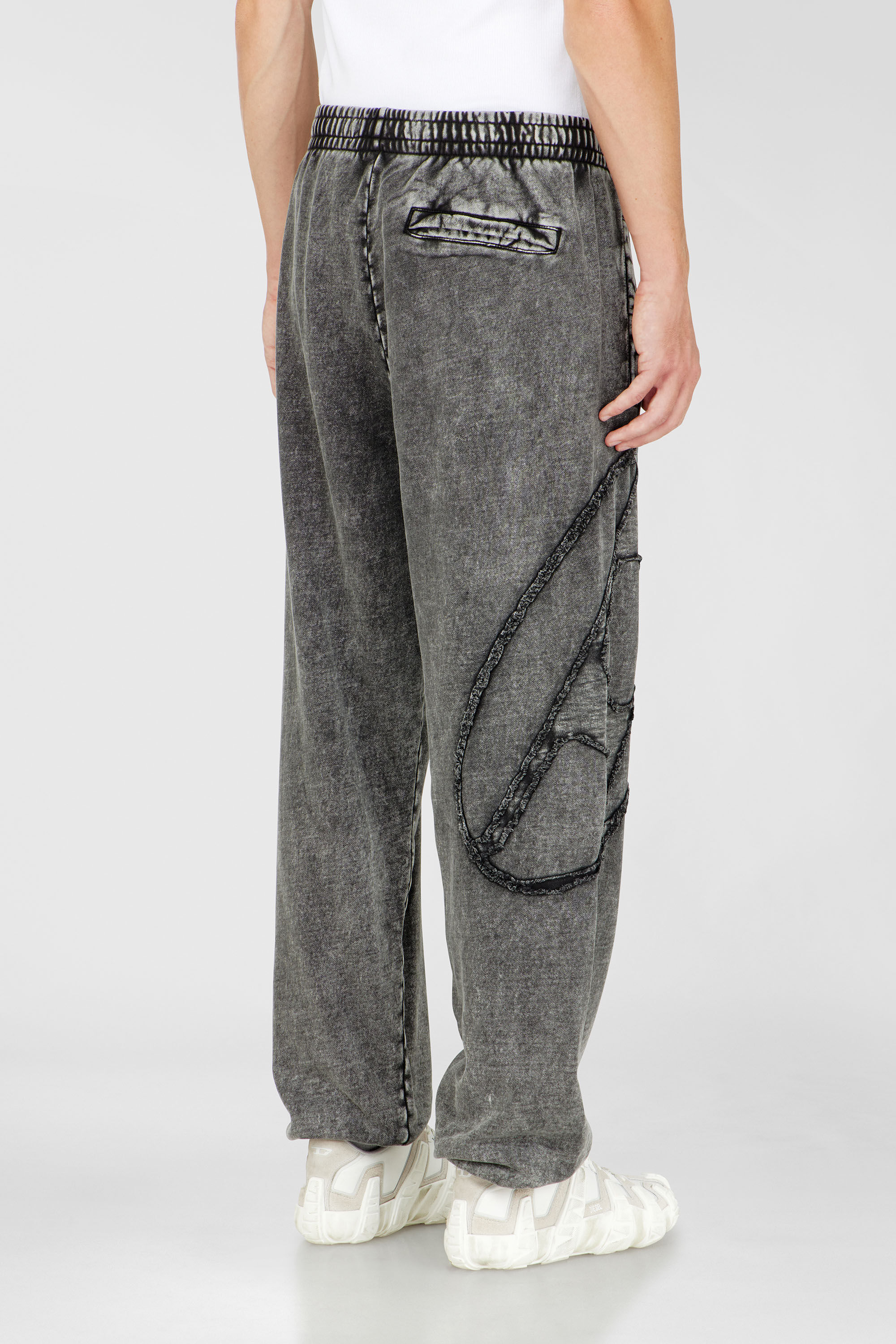 Diesel - P-MARKY-DEN, Pantalon en coton biologique avec &eacute;cusson Oval D Homme in Gris - 4