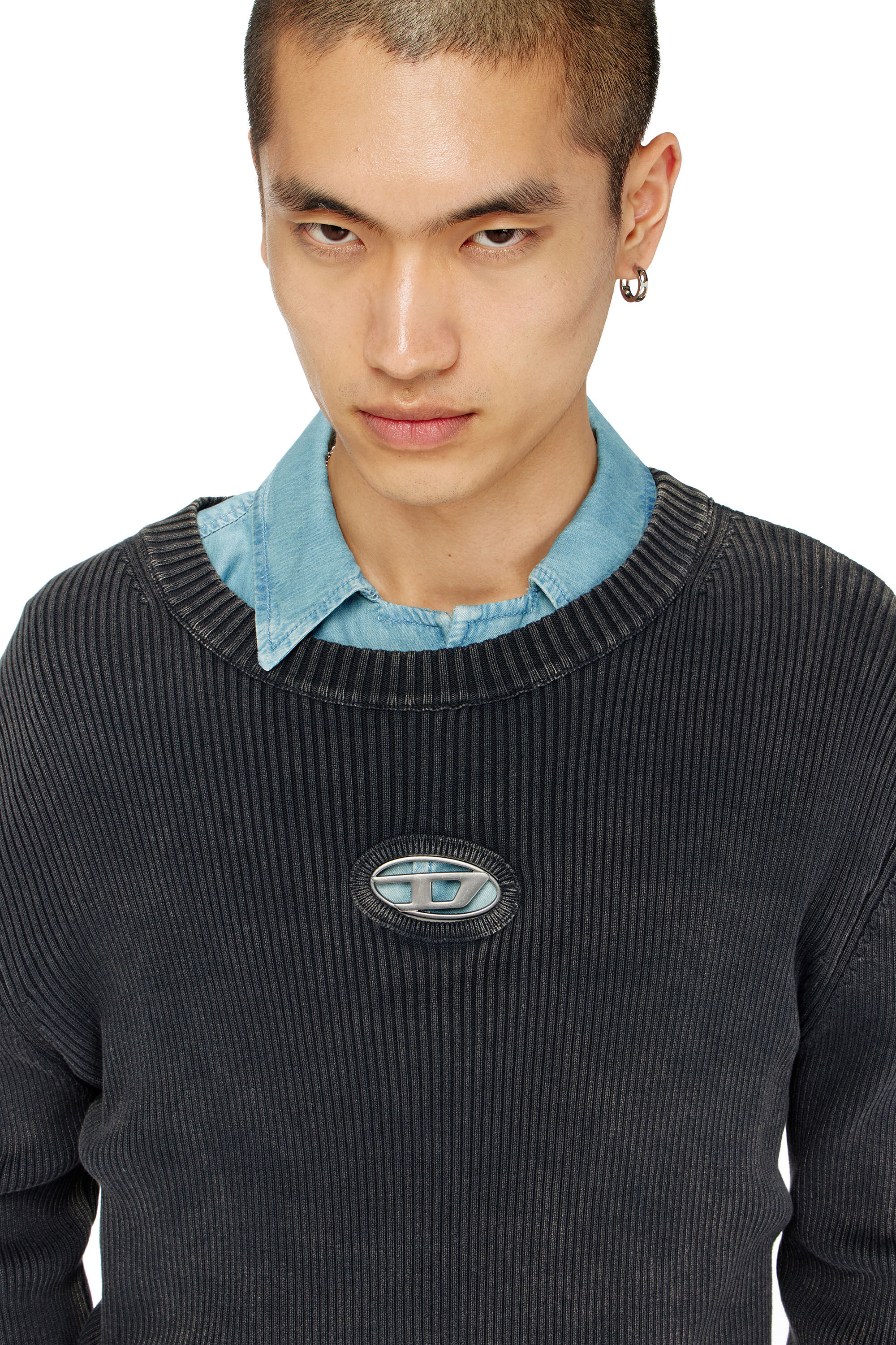 Diesel - K-DARIN-D, Pull effet vieilli avec logo cut-out Homme in Noir - 5