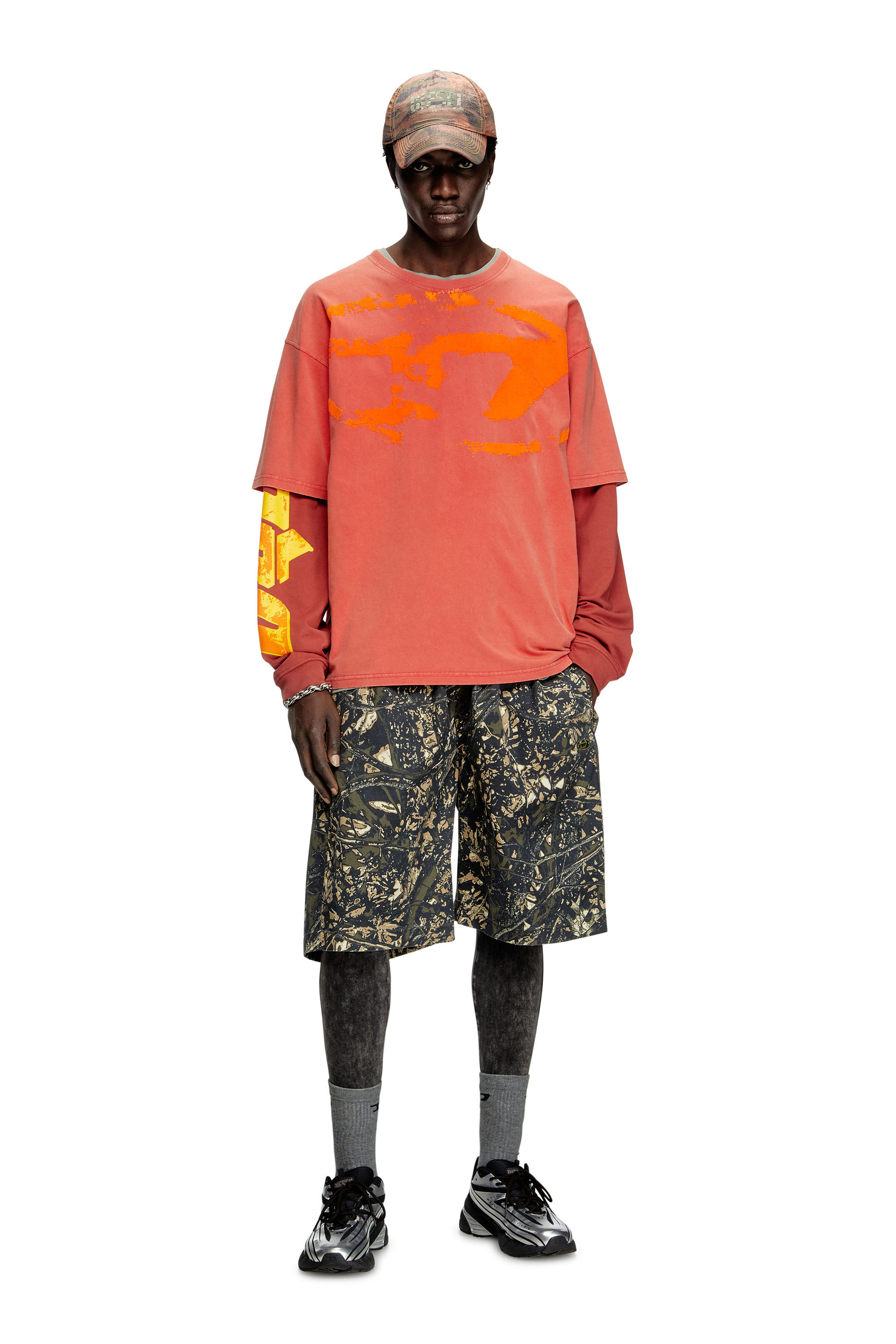 Diesel - T-BOXT-R21, T-shirt délavé à l'acide avec logo floqué Oval D Homme in Rouge - 1