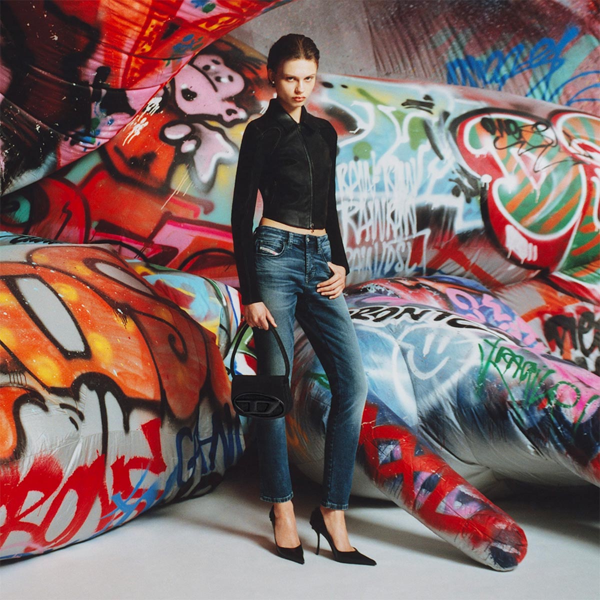 Une femme porte un jean Diesel