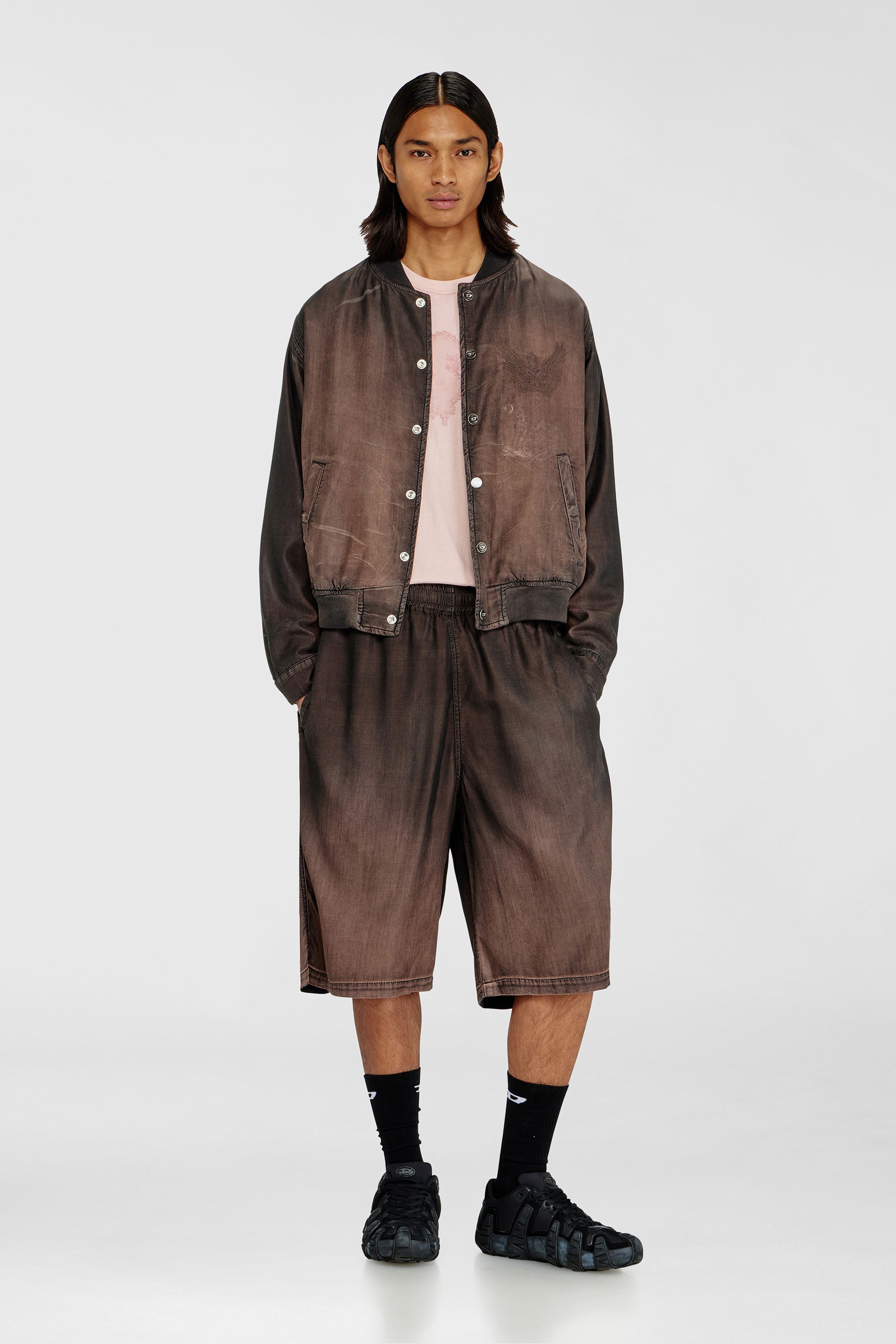 Diesel - D-RODER-SHORT-S, Bermuda d&eacute;contract&eacute; en denim enduit fluide Mixte in Marron - 1