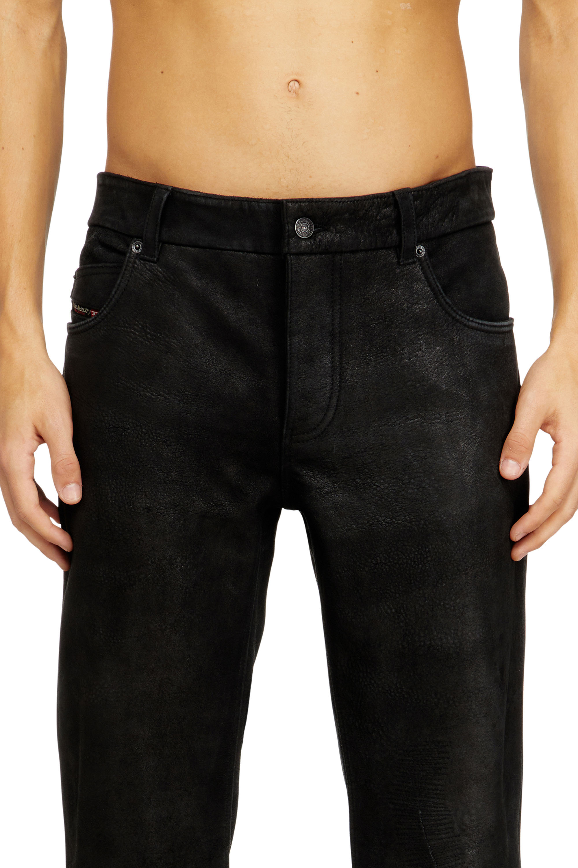Diesel - P-VYLL-DMBI, Pantalon en cuir coupe jean Homme in Noir - 4