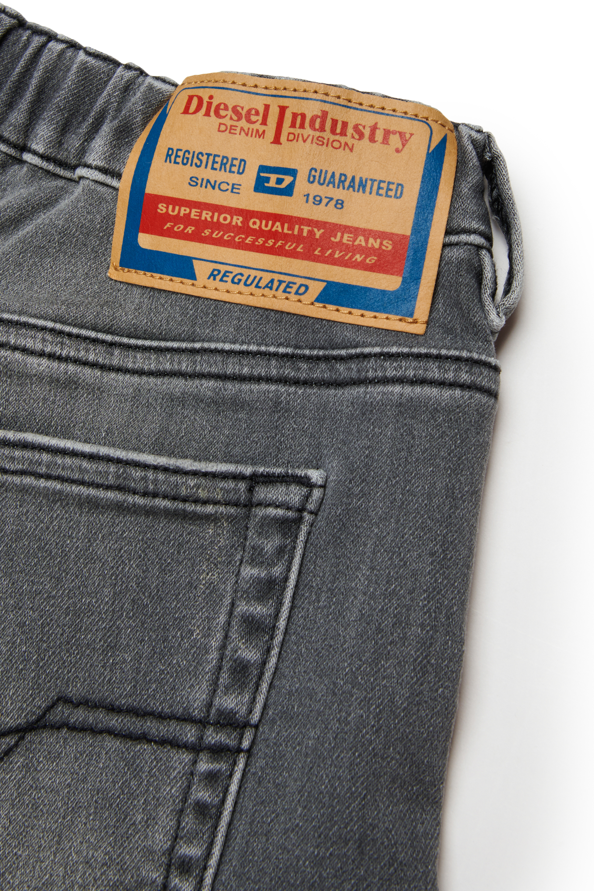 Diesel - PROXI JJJ, Shorts JoggJeans avec effet us&eacute; Homme in Noir - 4