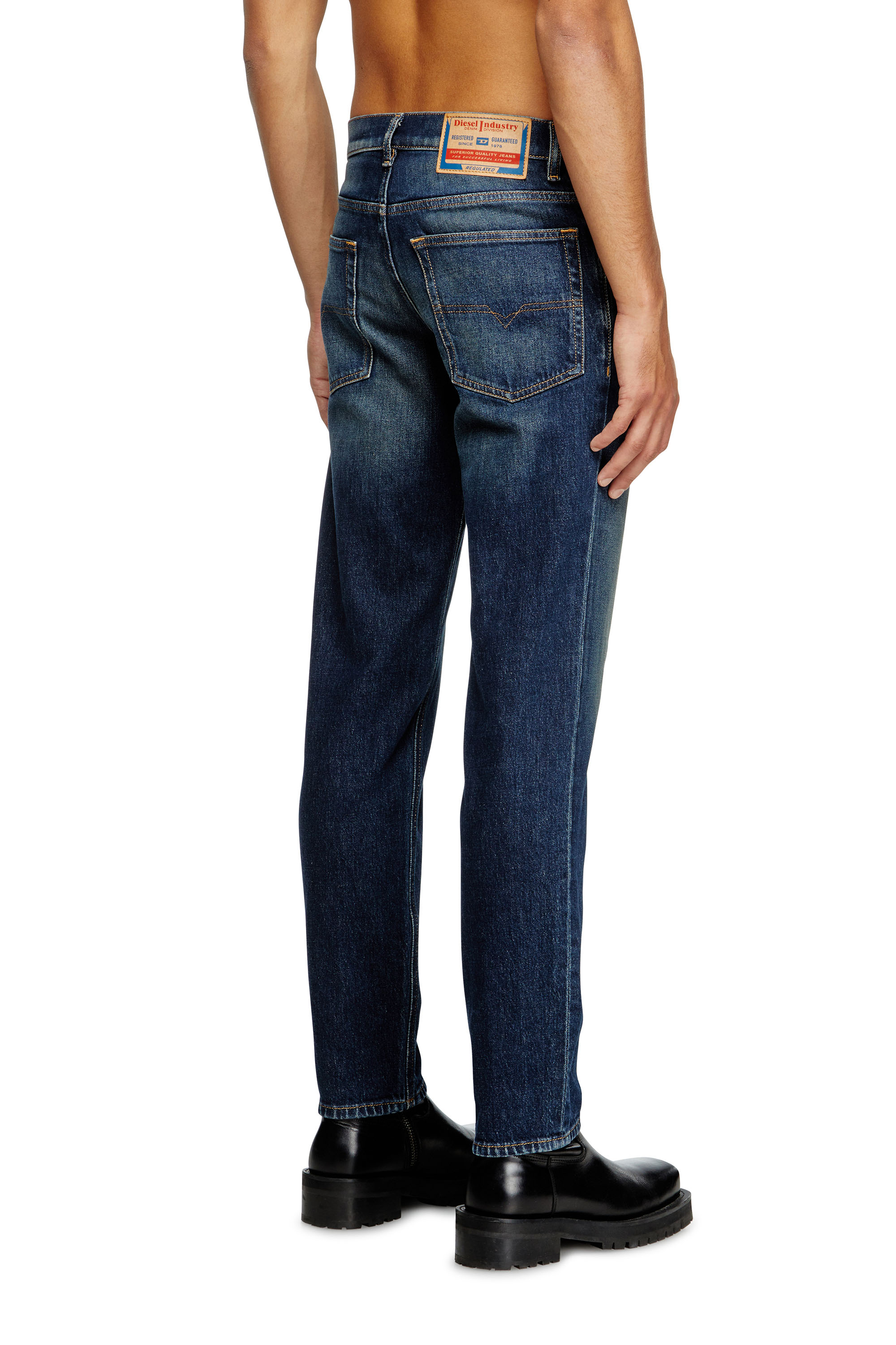 Diesel - Regular Jeans 2023 D-Finitive 09M10 Homme, Bleu Foncé - Image 4
