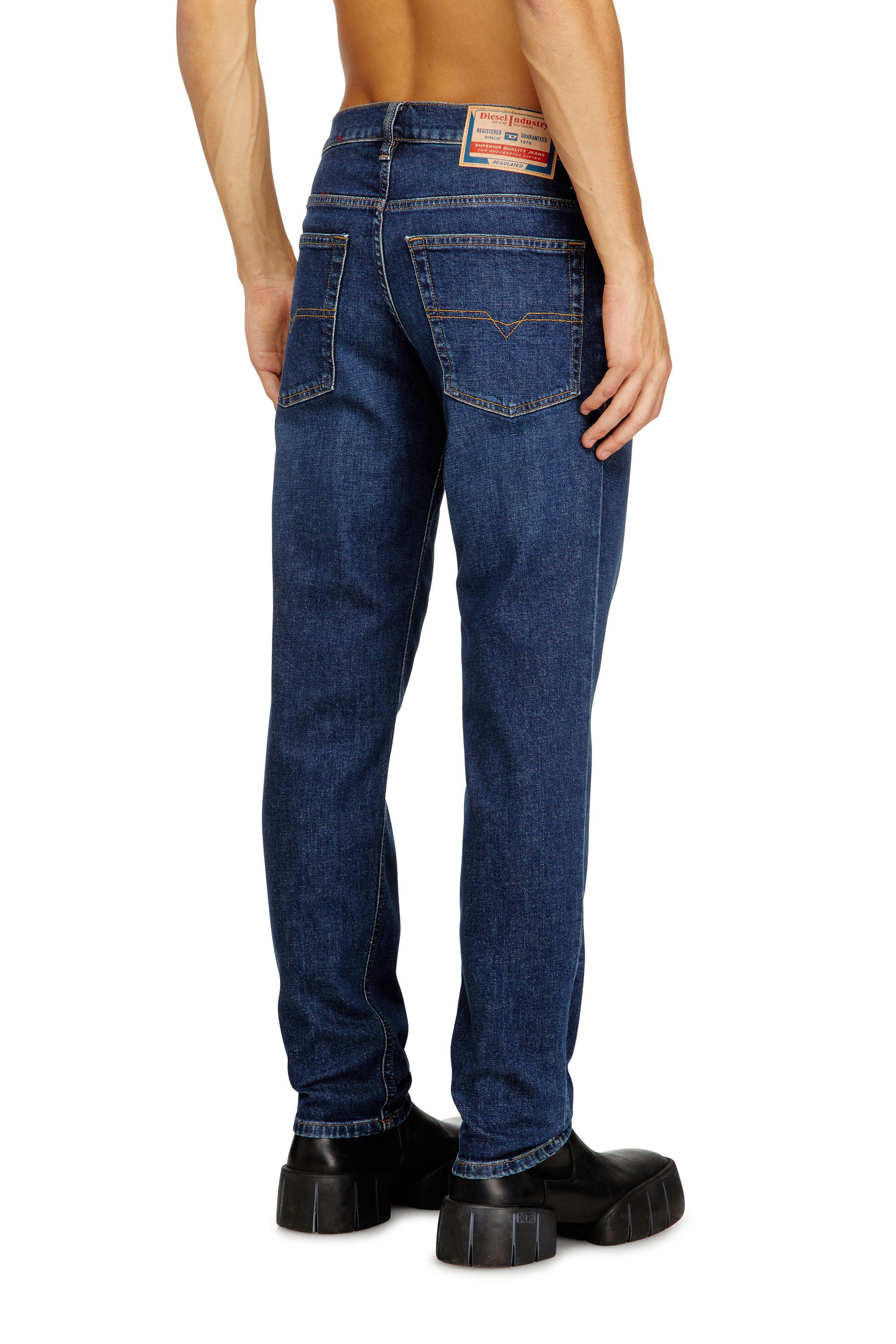 Diesel - Regular Jeans 2023 D-Finitive 0ADBG Homme, Bleu moyen - Image 4