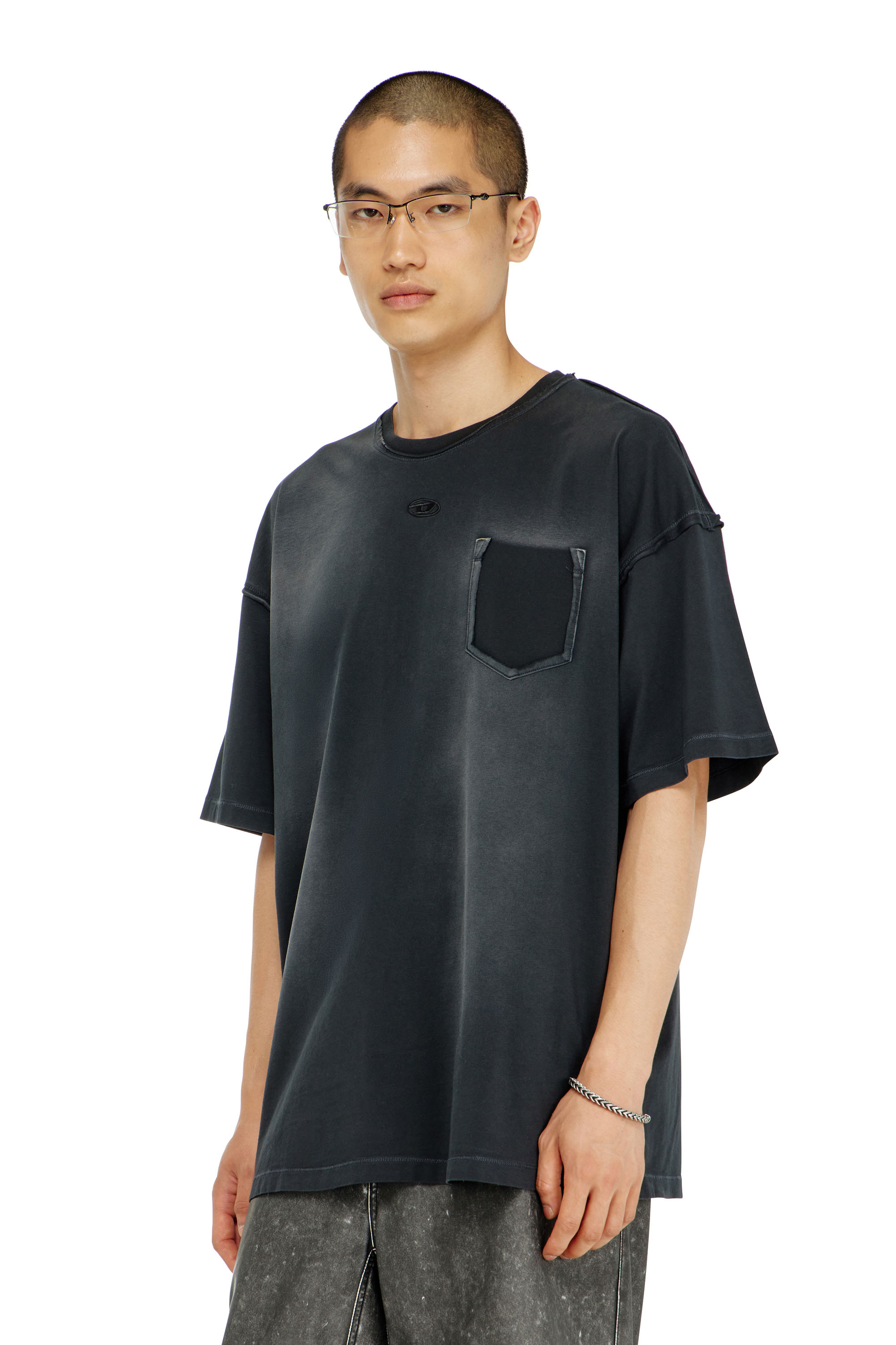 Diesel - T-POCK, T-shirt effet d&eacute;lav&eacute; avec poche d&eacute;chir&eacute;e Homme in Noir - 1