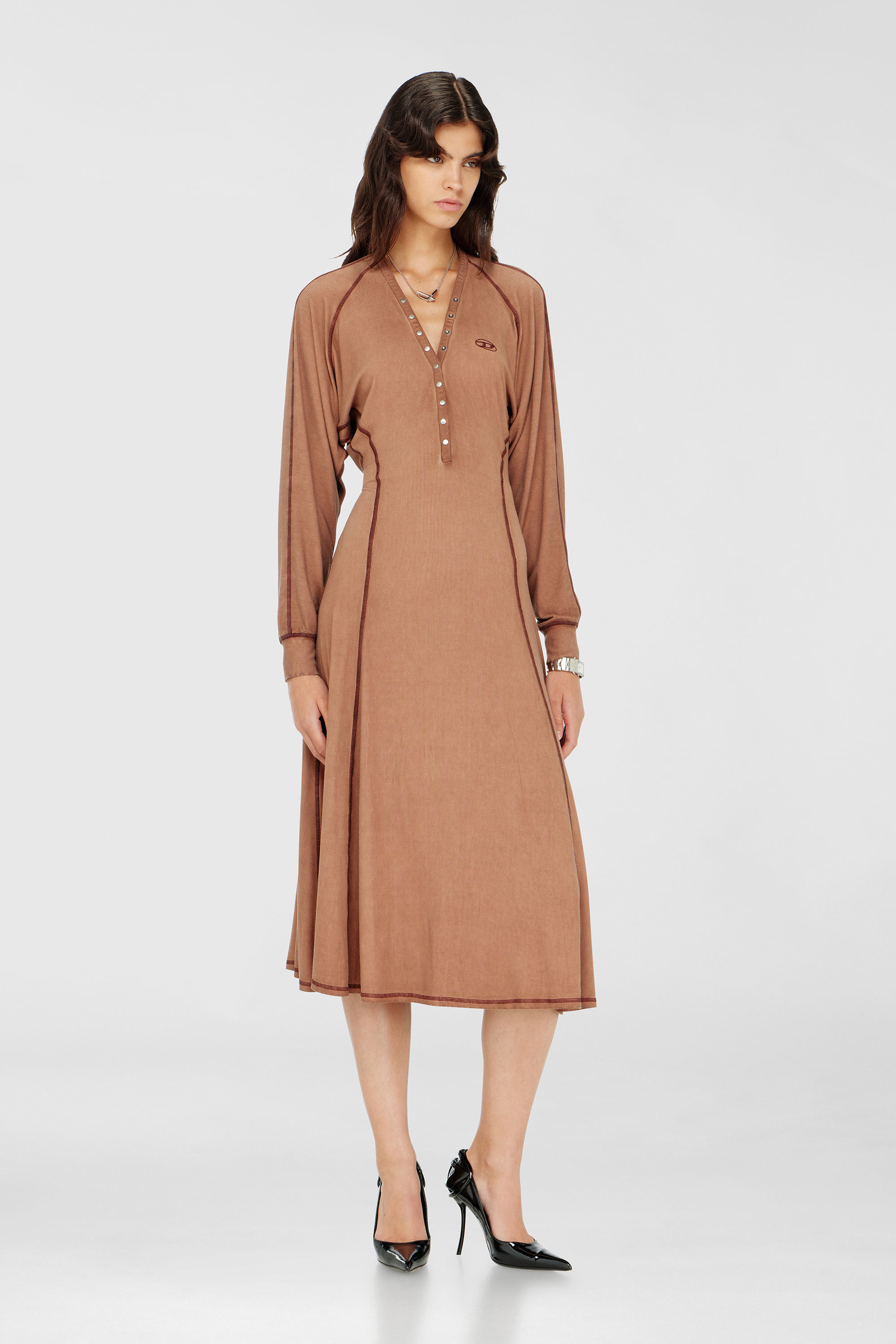 Diesel - D-ISERINA, Robe midi en jersey c&ocirc;tel&eacute; &agrave; manches chauve-souris Femme in Marron - 3
